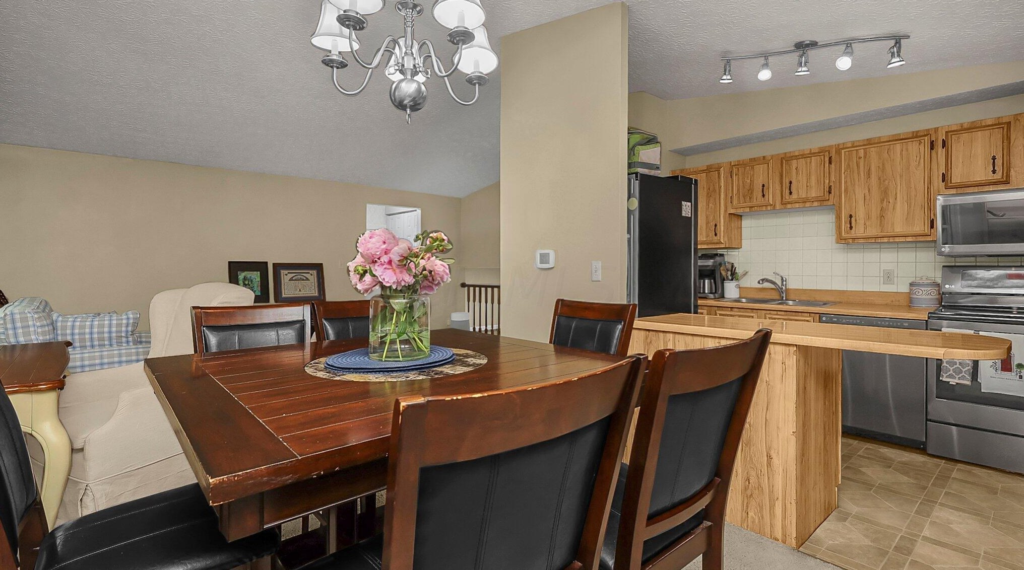 7832 Larchwood St, Dublin OH  43016 exterior