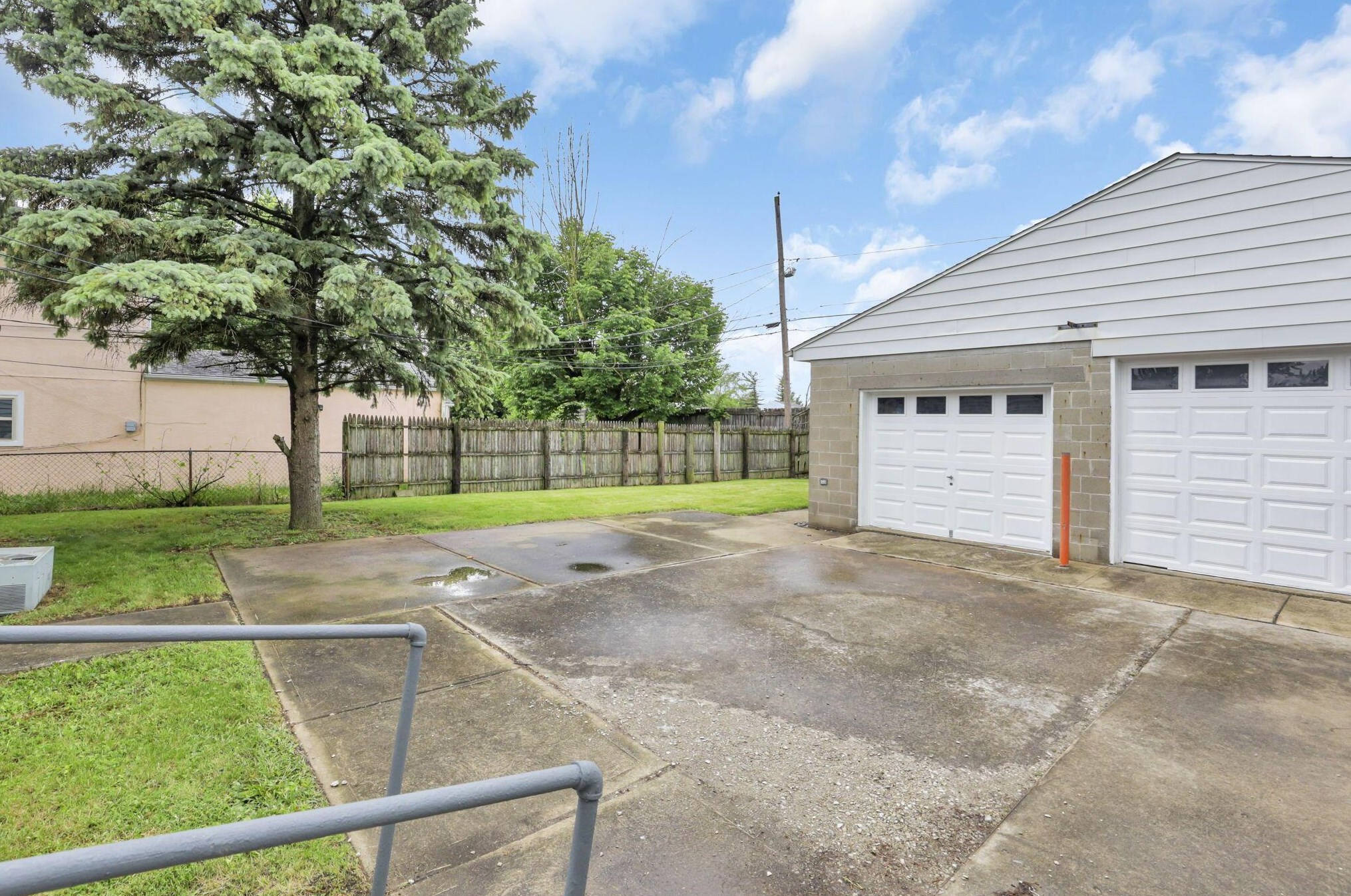 473 Smith Rd, Columbus OH 43228-1143 exterior