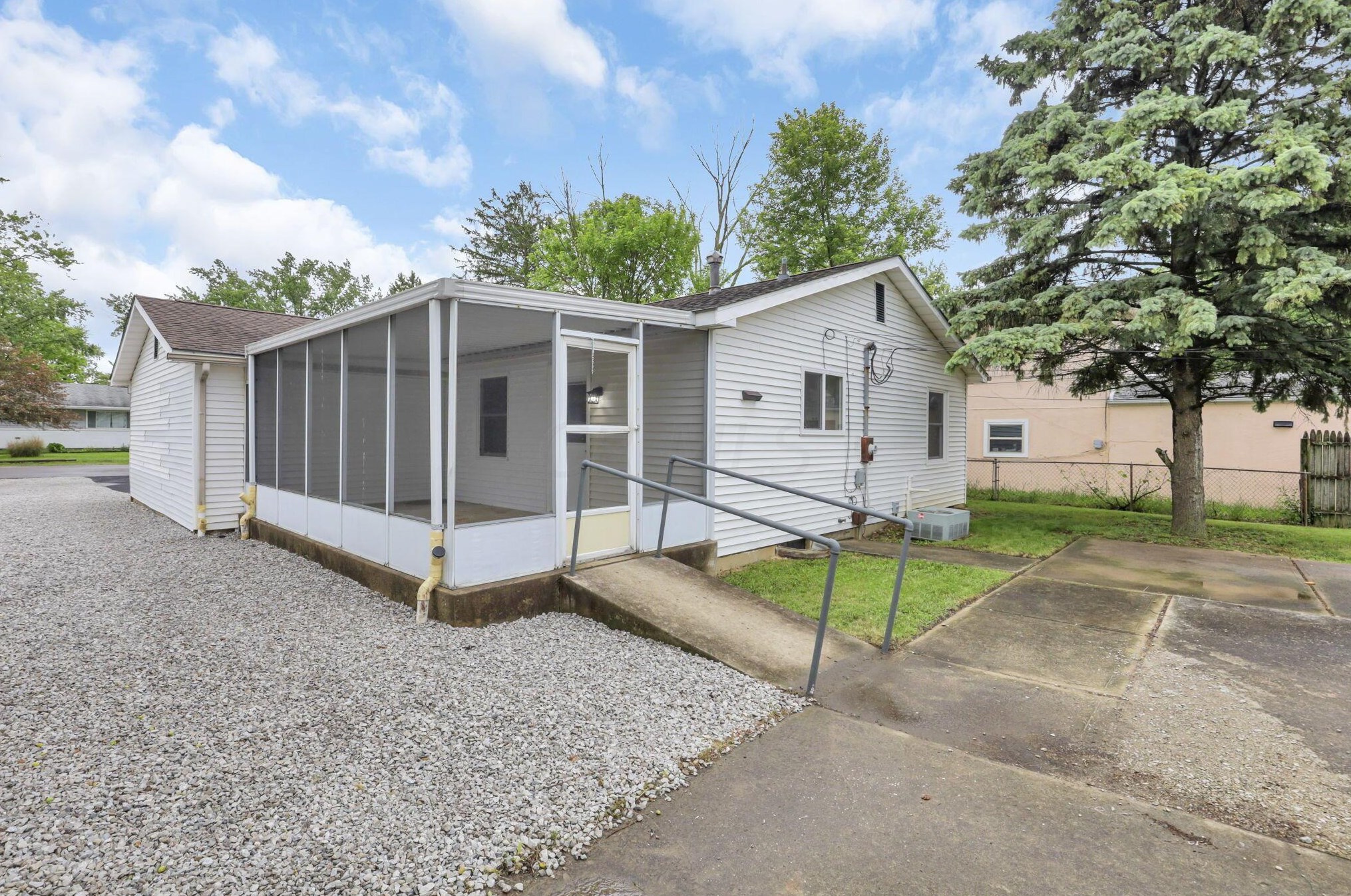 473 Smith Rd, Columbus OH 43228-1143 exterior