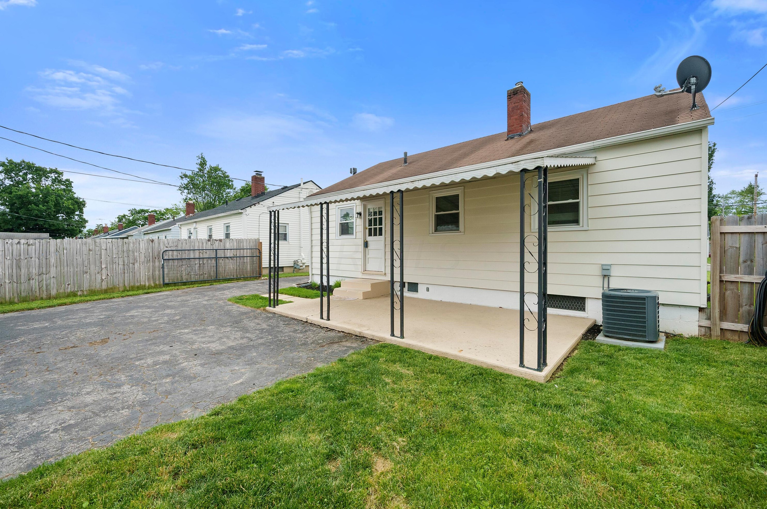 388 Derrer Rd, Columbus OH 43204-1129 exterior