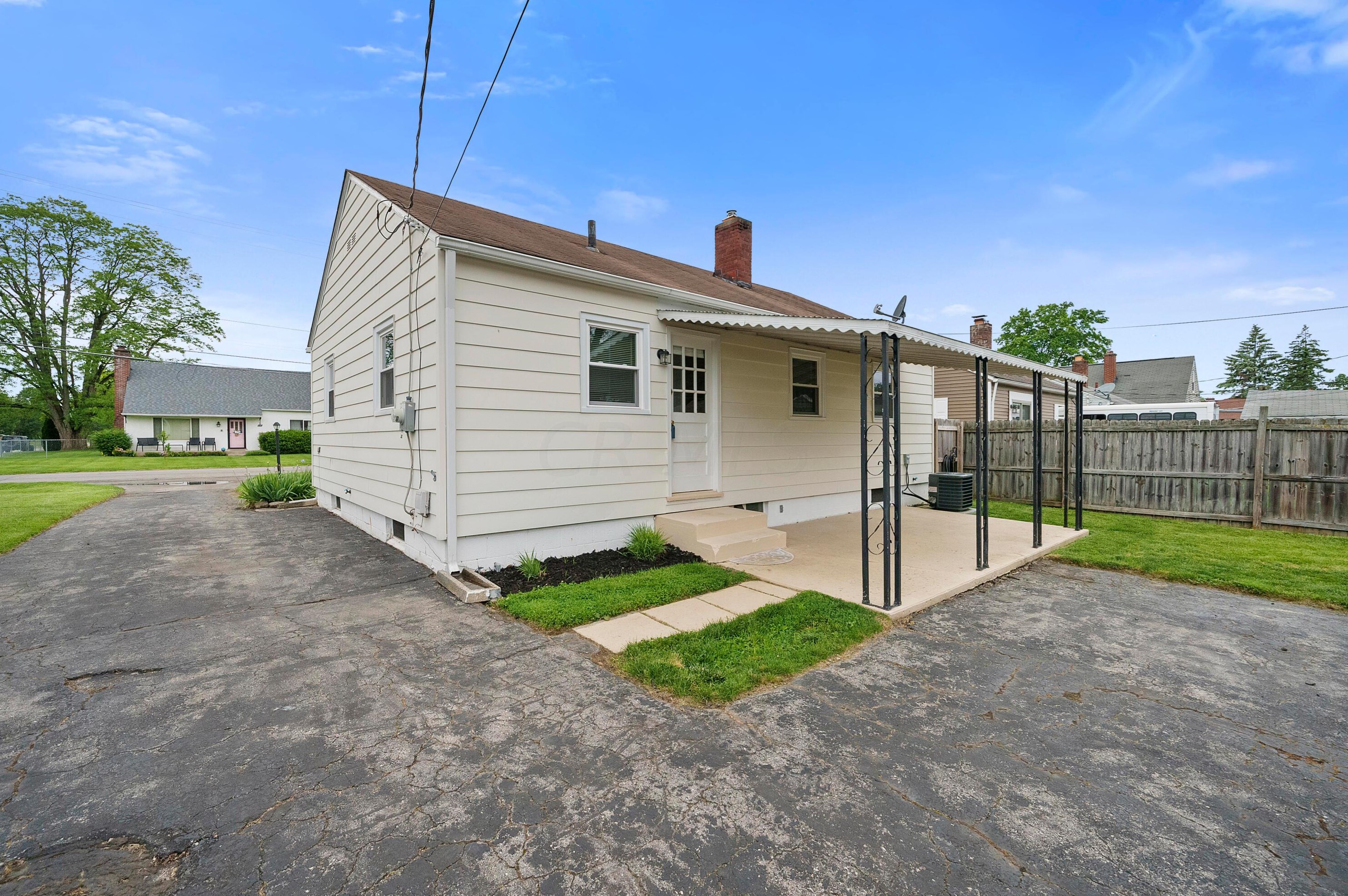 388 Derrer Rd, Columbus OH 43204-1129 exterior