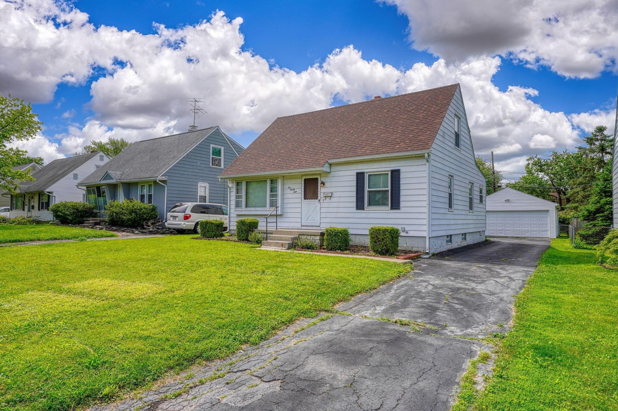 1029 Dunedin Rd, Columbus OH  43224-3303 exterior