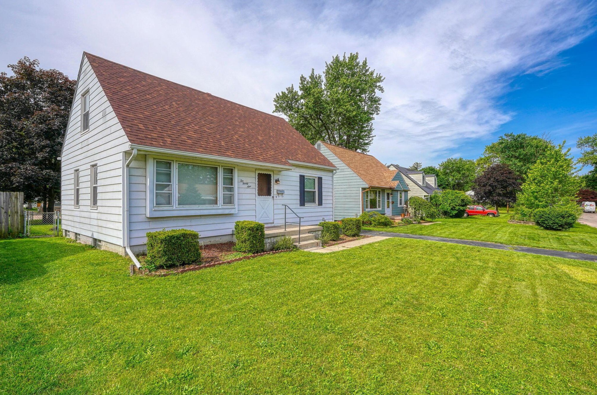 1029 Dunedin Rd, Columbus OH  43224-3303 exterior