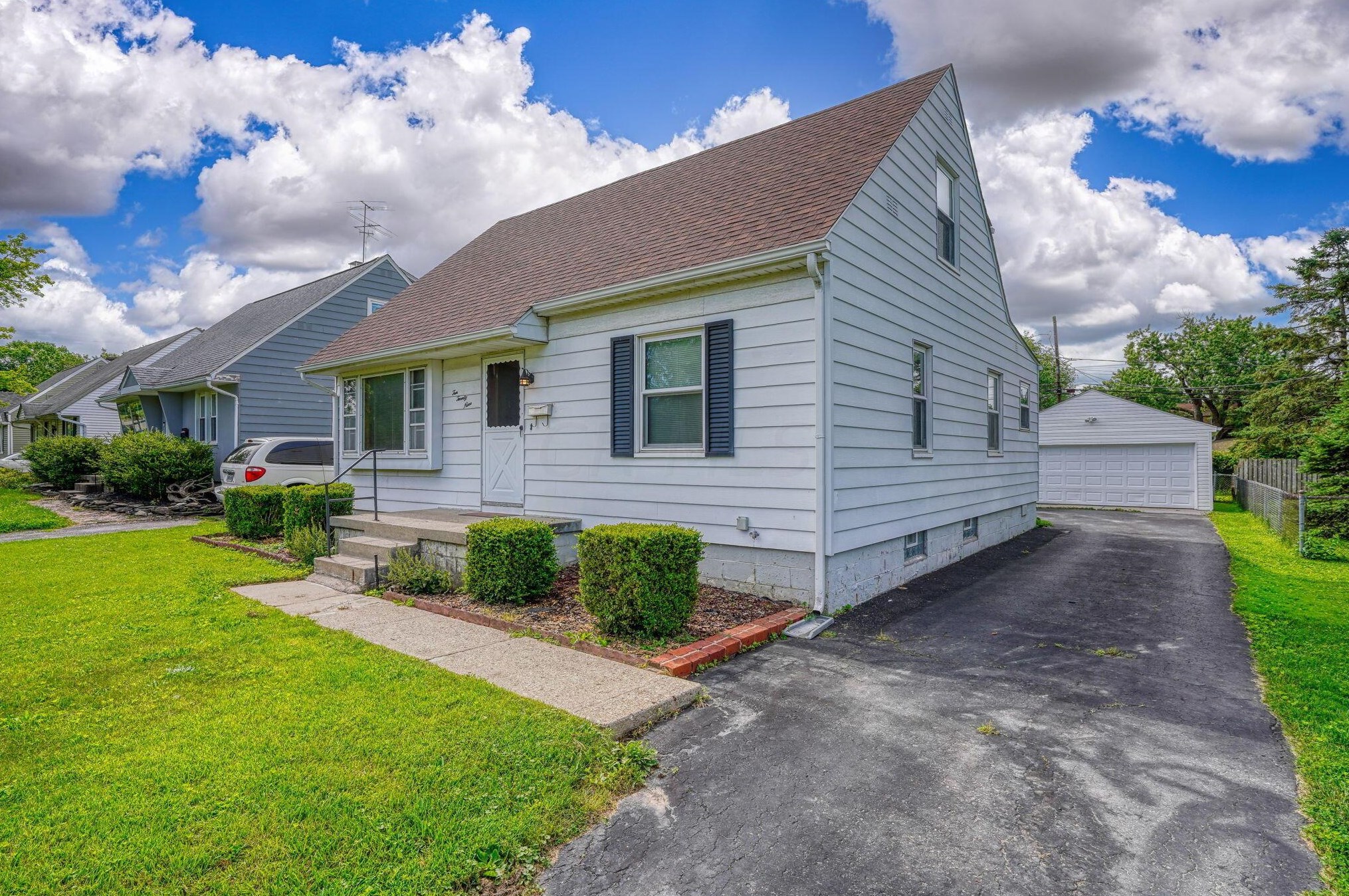 1029 Dunedin Rd, Columbus OH  43224-3303 exterior