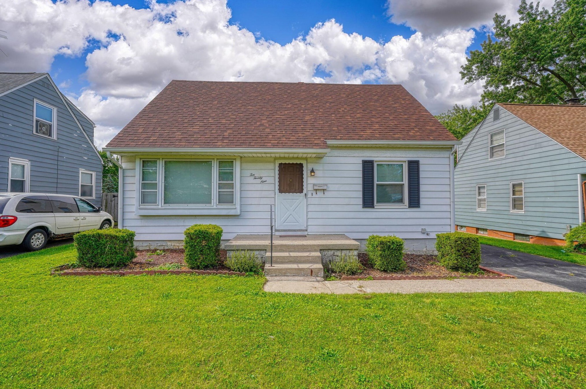 1029 Dunedin Rd, Columbus OH  43224-3303 exterior