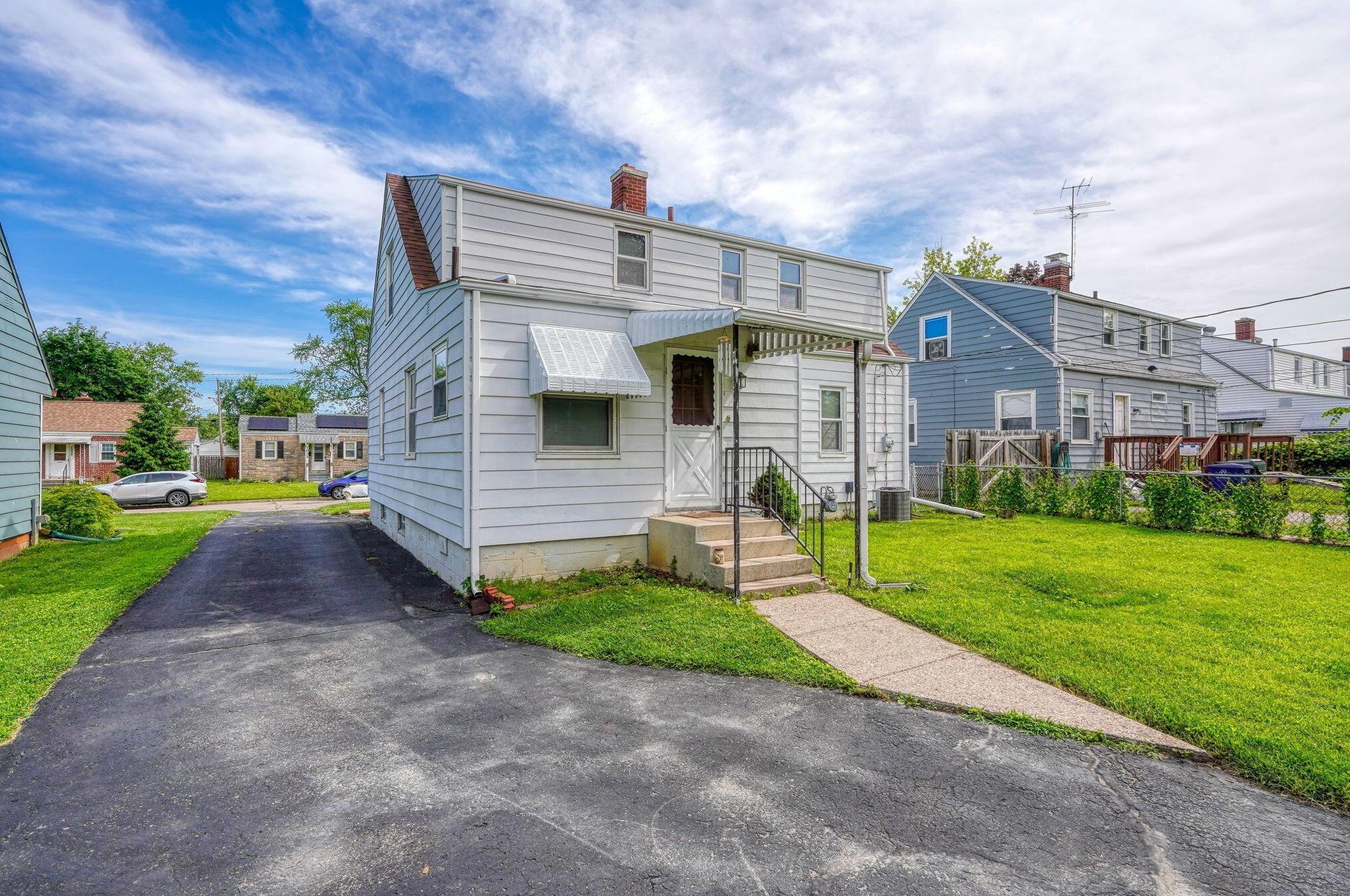 1029 Dunedin Rd, Columbus OH  43224-3303 exterior