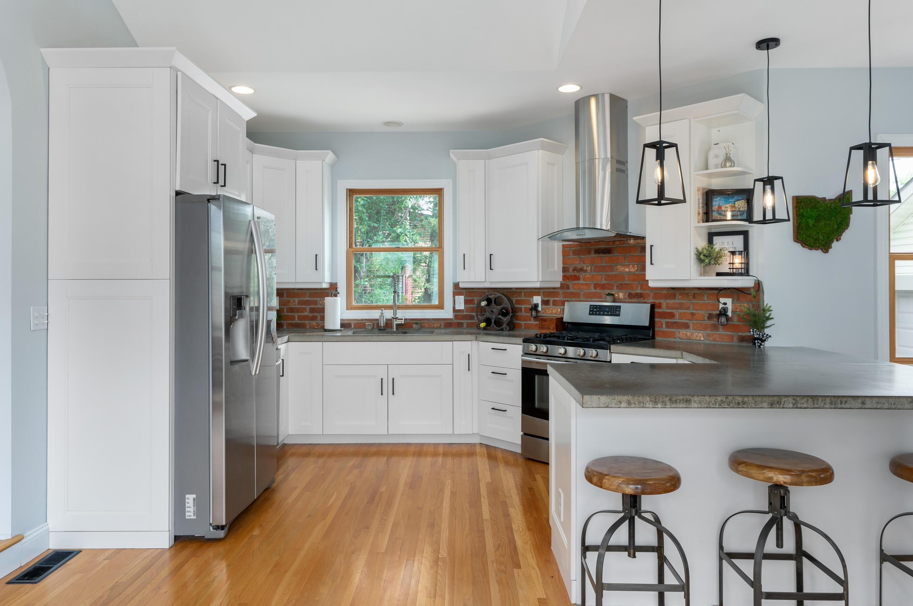 976 Cassingham Rd, Columbus OH  43209-2434 exterior