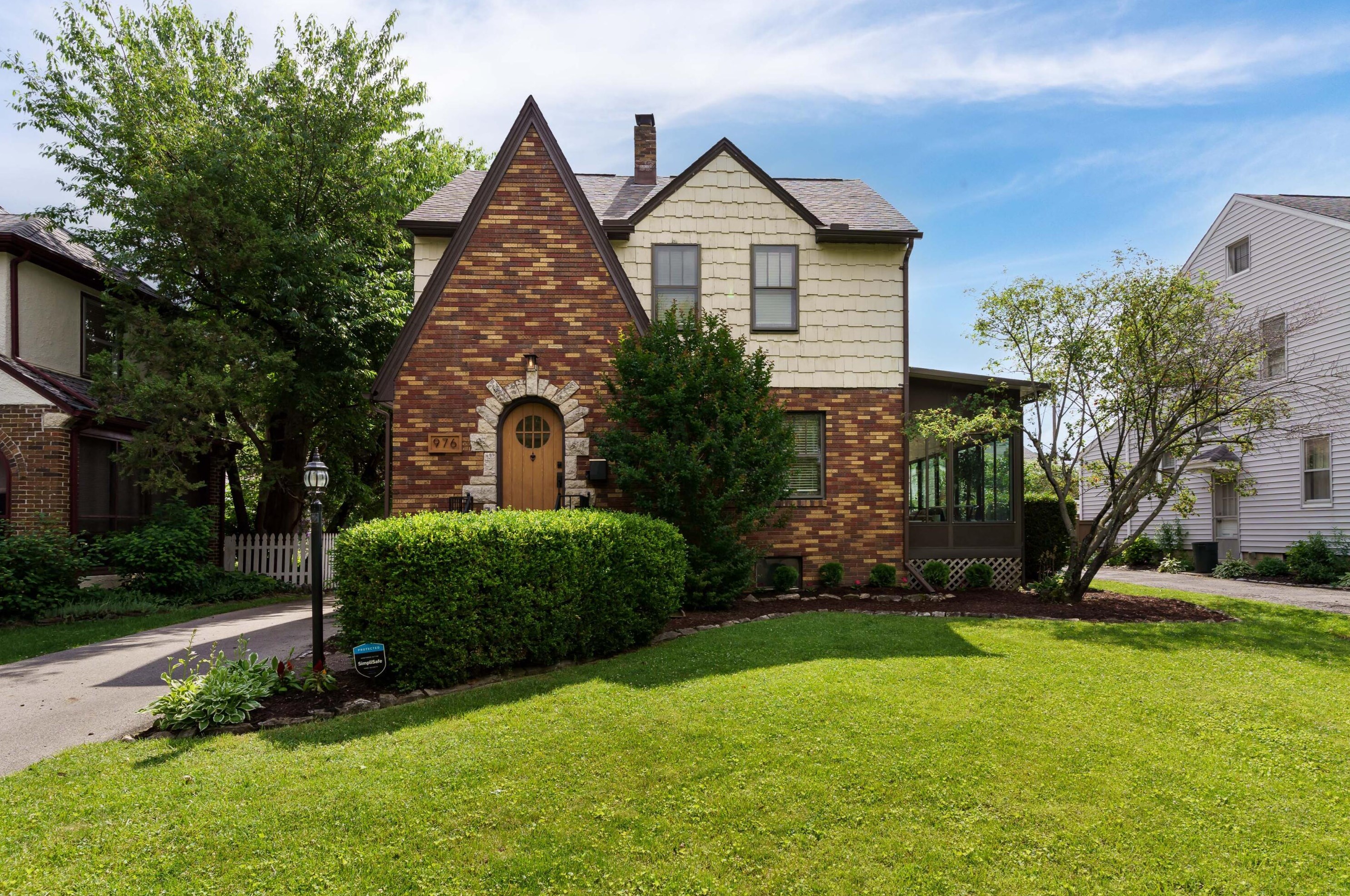 976 Cassingham Rd, Columbus OH  43209-2434 exterior