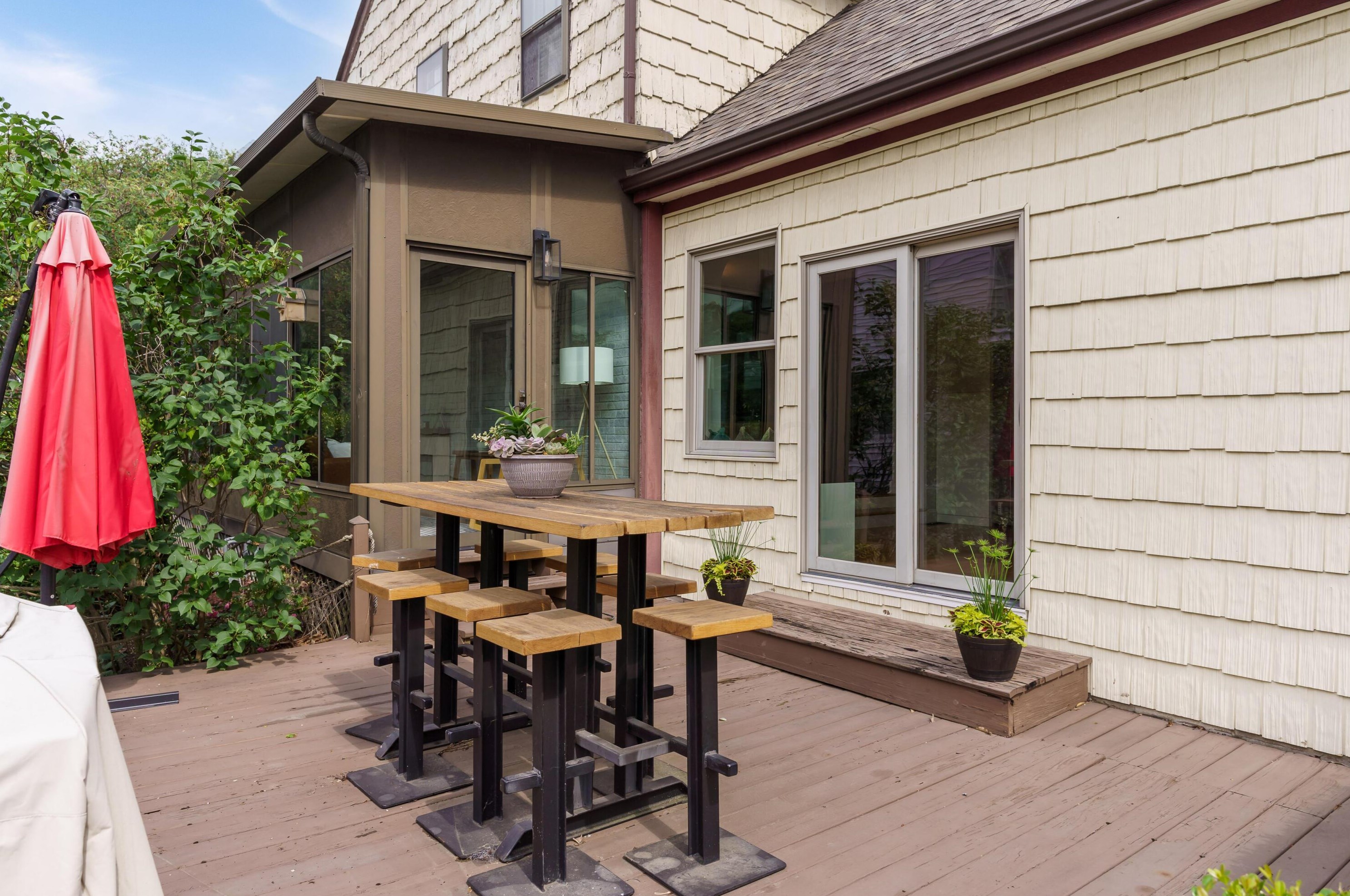 976 Cassingham Rd, Columbus OH  43209-2434 exterior