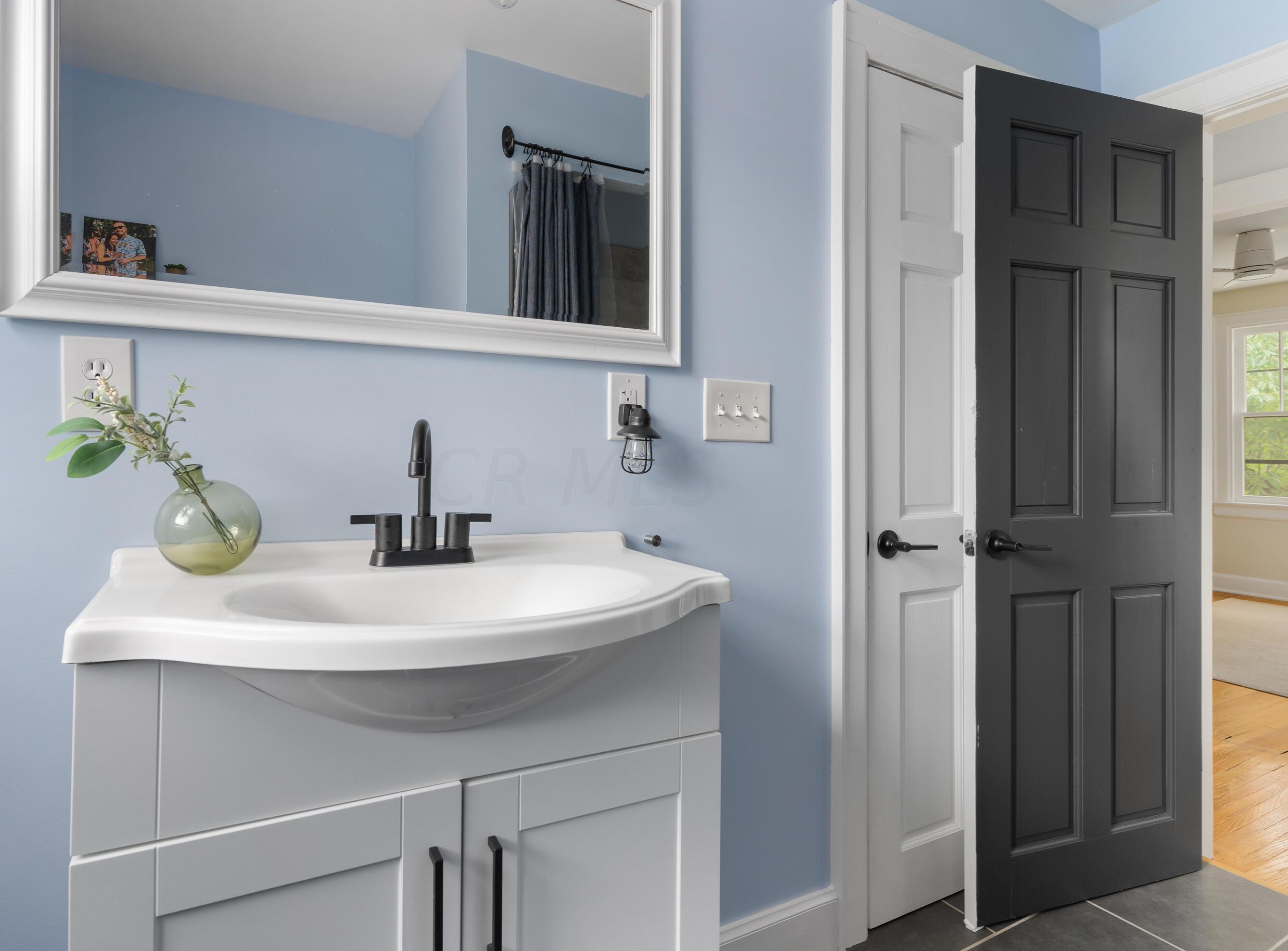 976 Cassingham Rd, Columbus OH  43209-2434 exterior