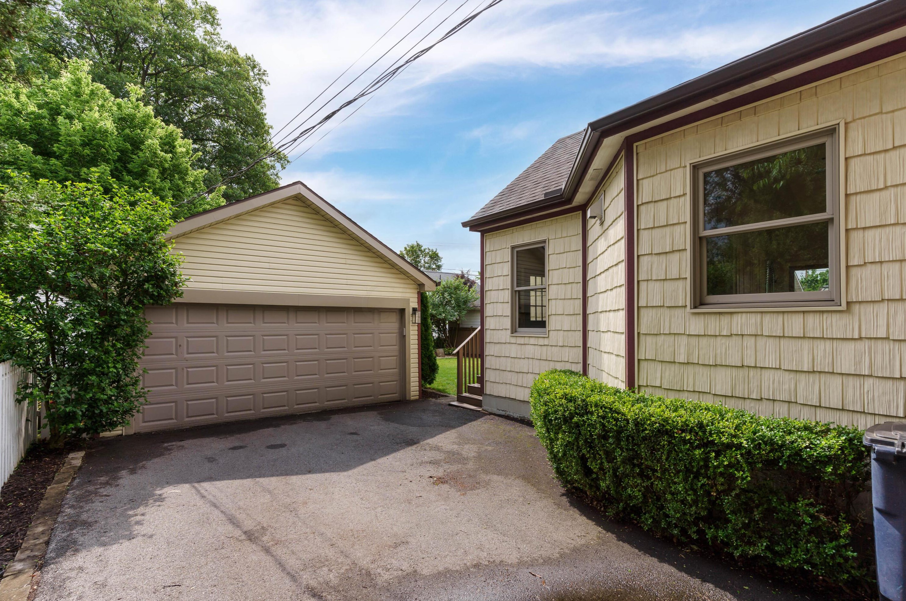 976 Cassingham Rd, Columbus OH  43209-2434 exterior