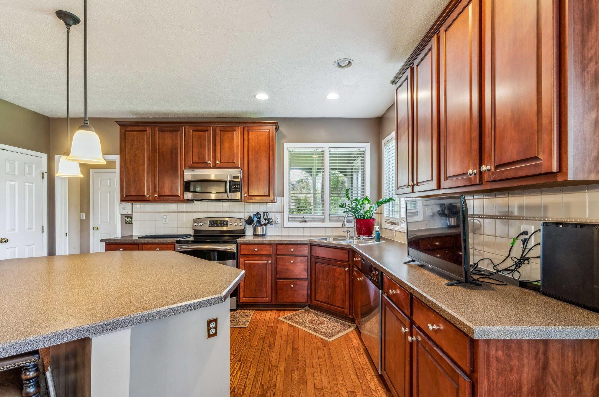 7908 Madison Pl, Cnl Wnchstr OH  43110-9053 exterior