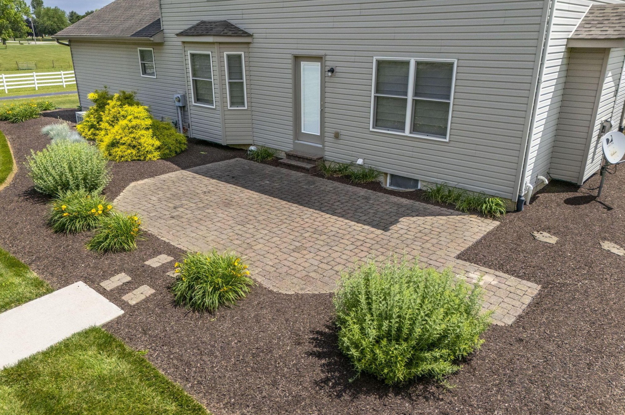 14501 Walnut Crk, Ashville OH  43103-9351 exterior