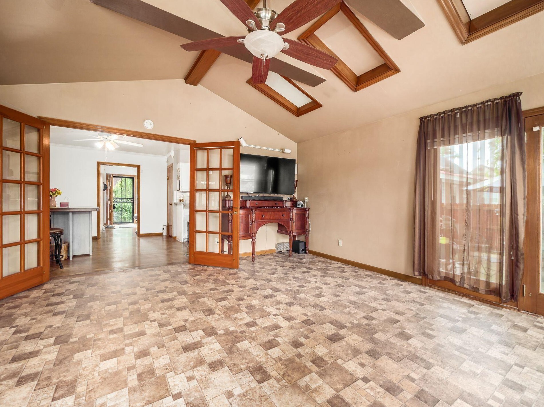 333 Buena Vis Ave, Columbus OH 43228-1189 exterior