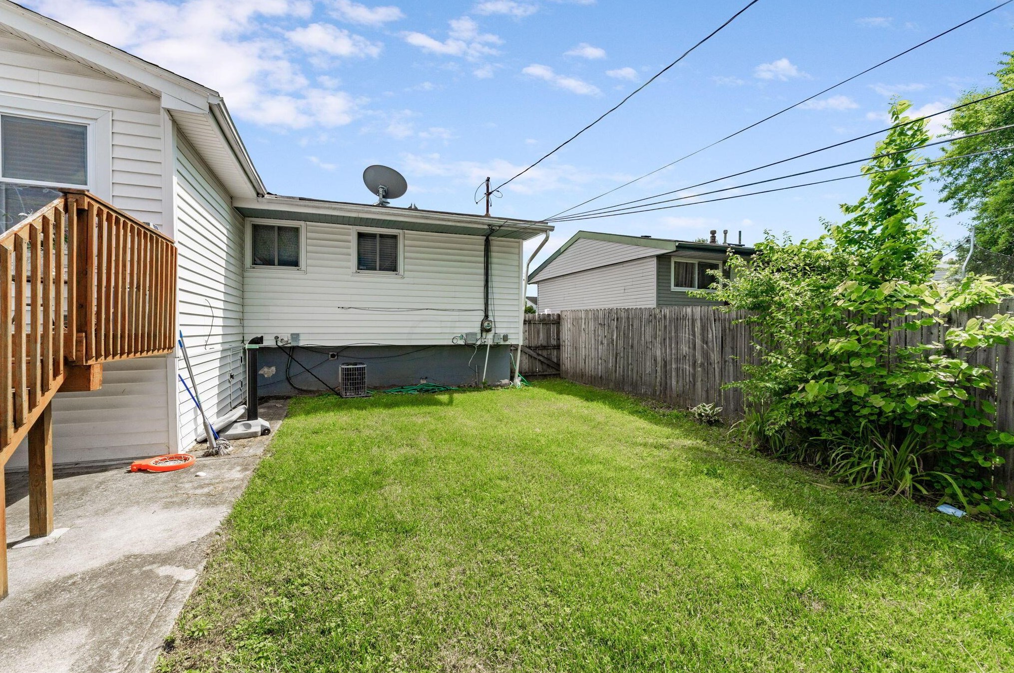 2176 Lisa Dr, Columbus OH 43219-2035 exterior