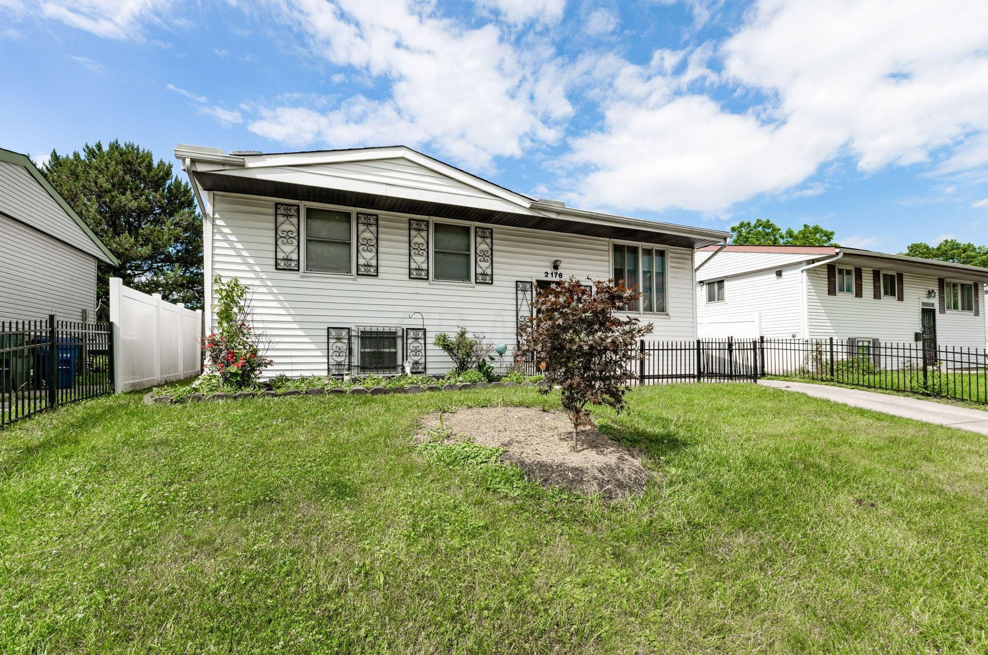 2176 Lisa Dr, Columbus OH 43219-2035 exterior