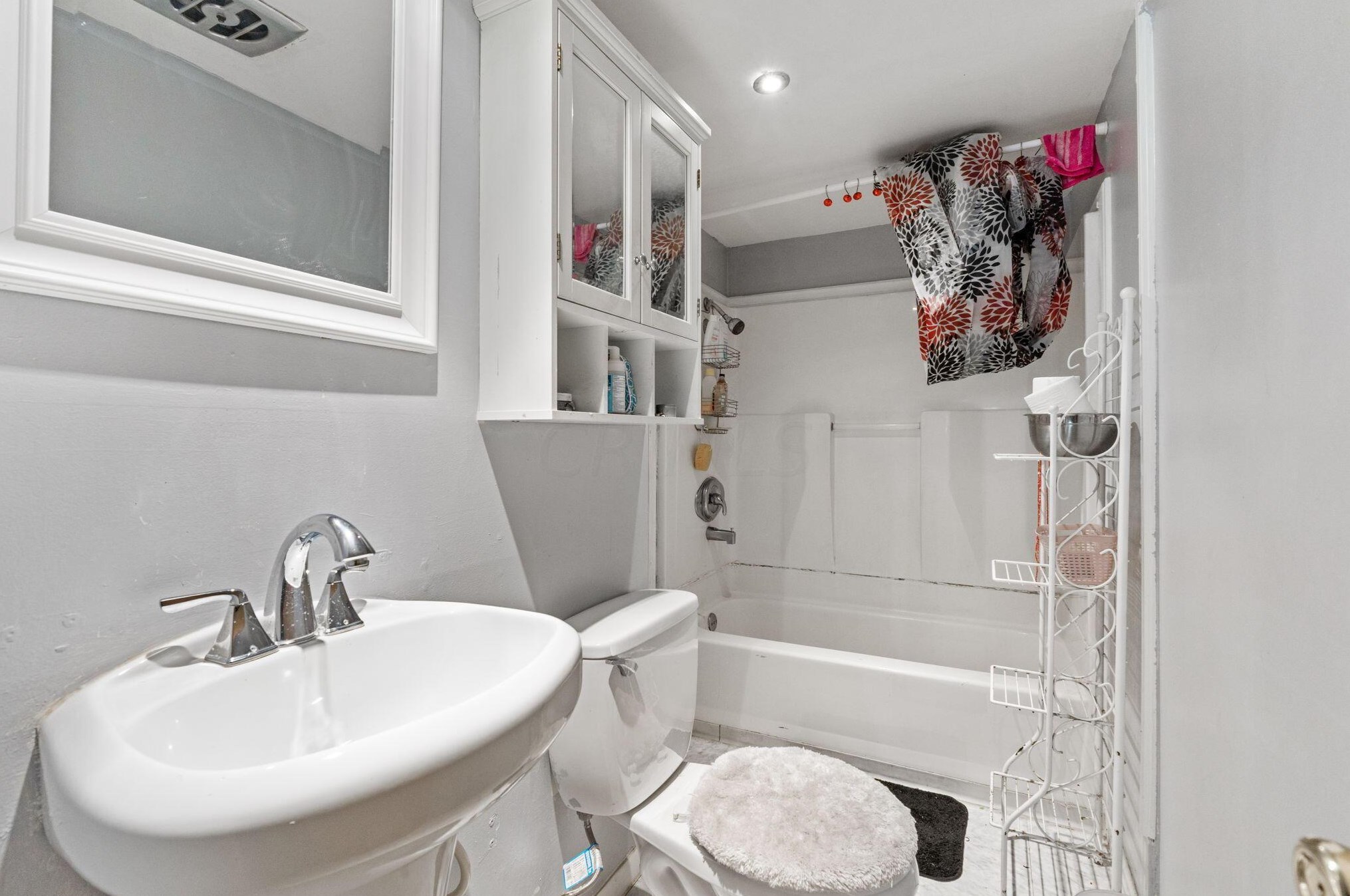 2176 Lisa Dr, Columbus OH 43219-2035 exterior