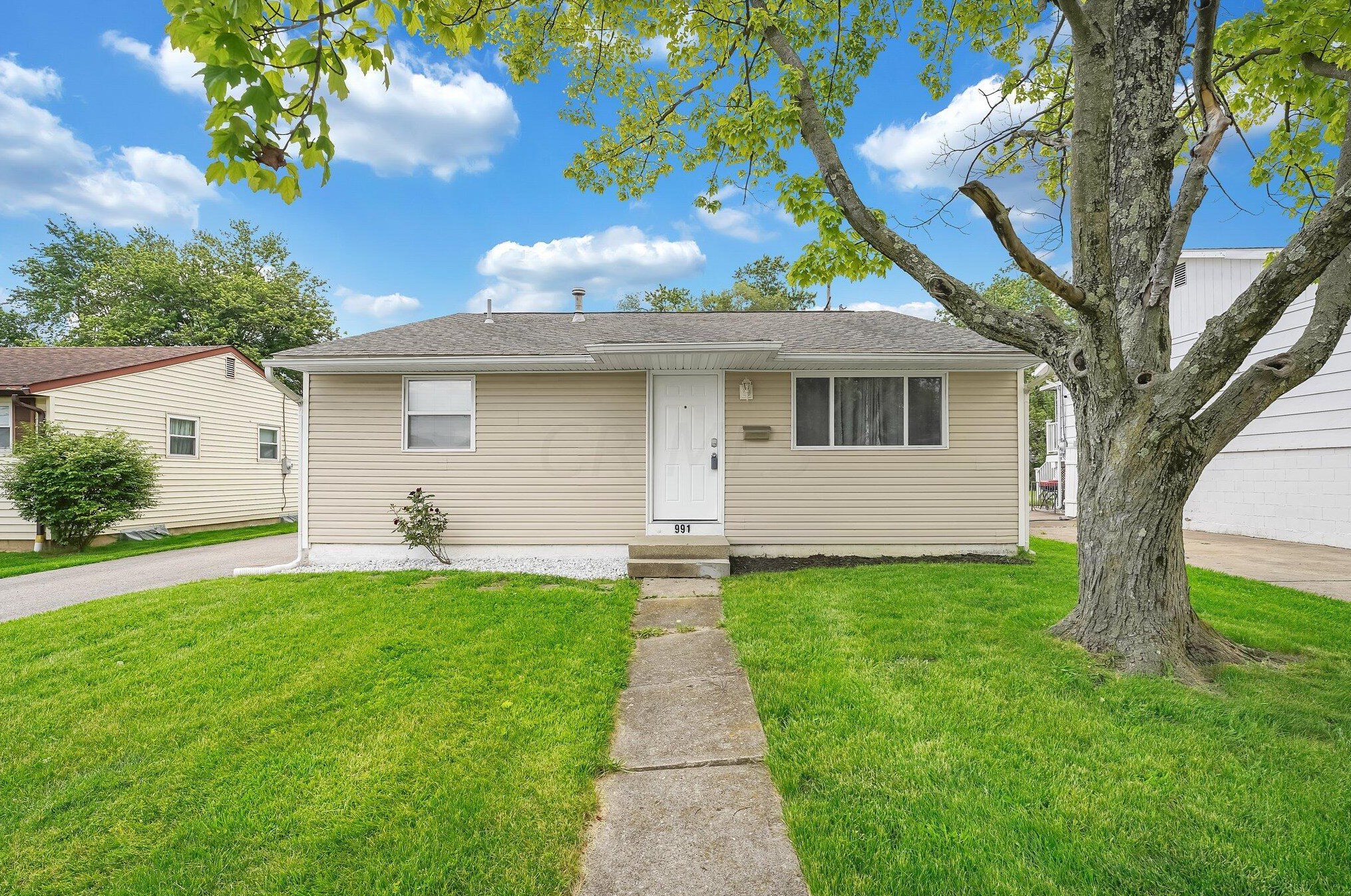 991 Wedgewood Dr, Columbus OH  43228-3142 exterior