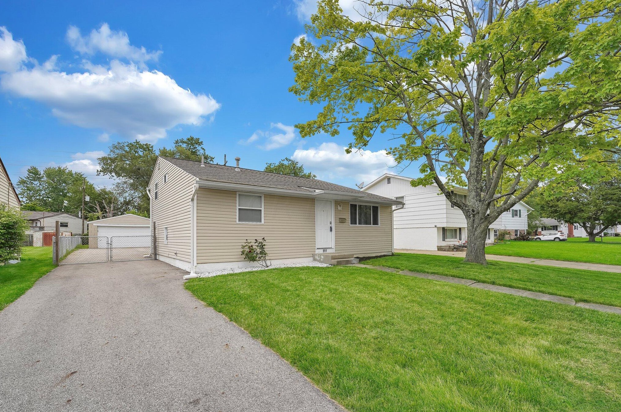 991 Wedgewood Dr, Columbus OH  43228-3142 exterior