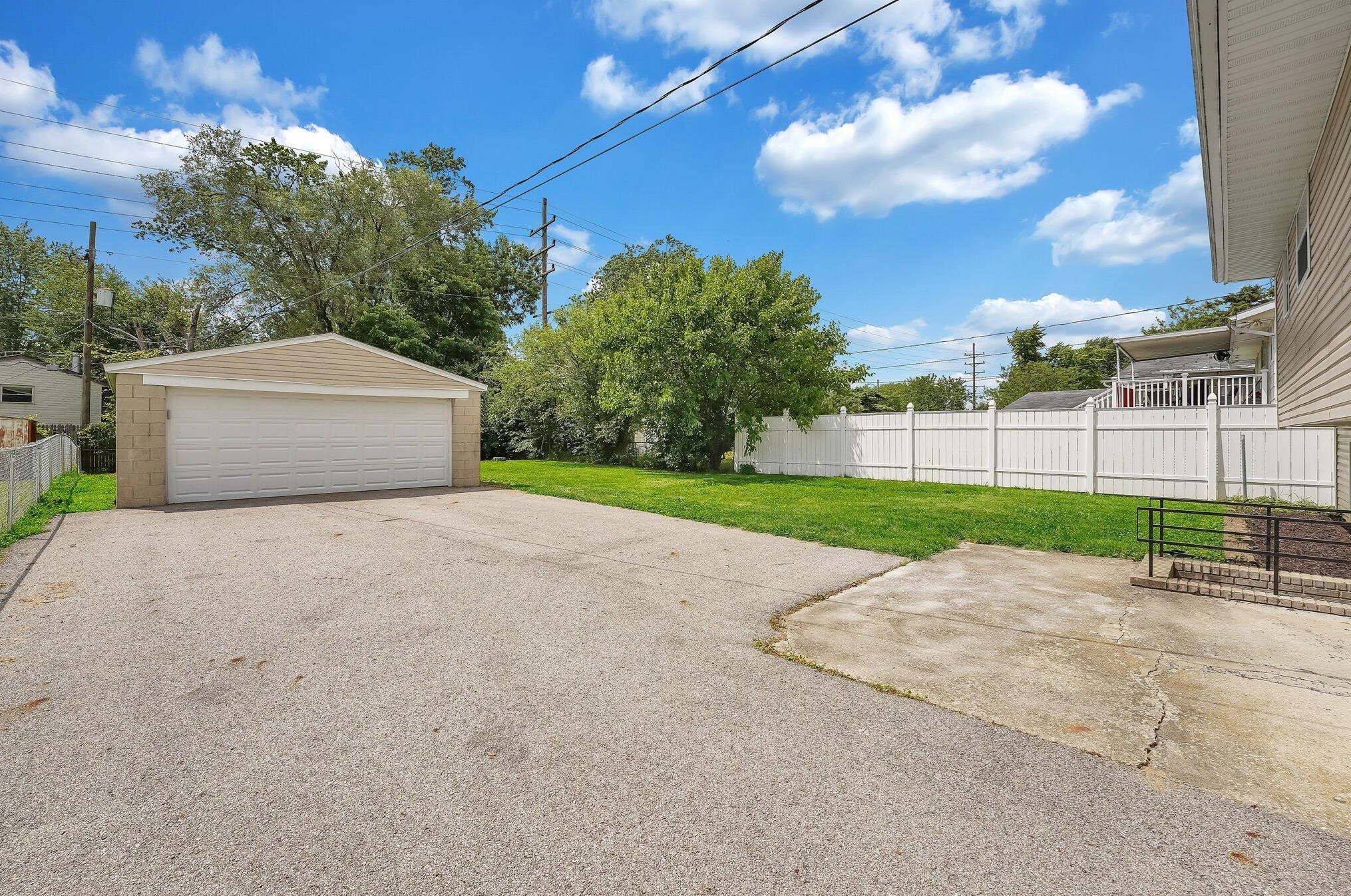 991 Wedgewood Dr, Columbus OH  43228-3142 exterior