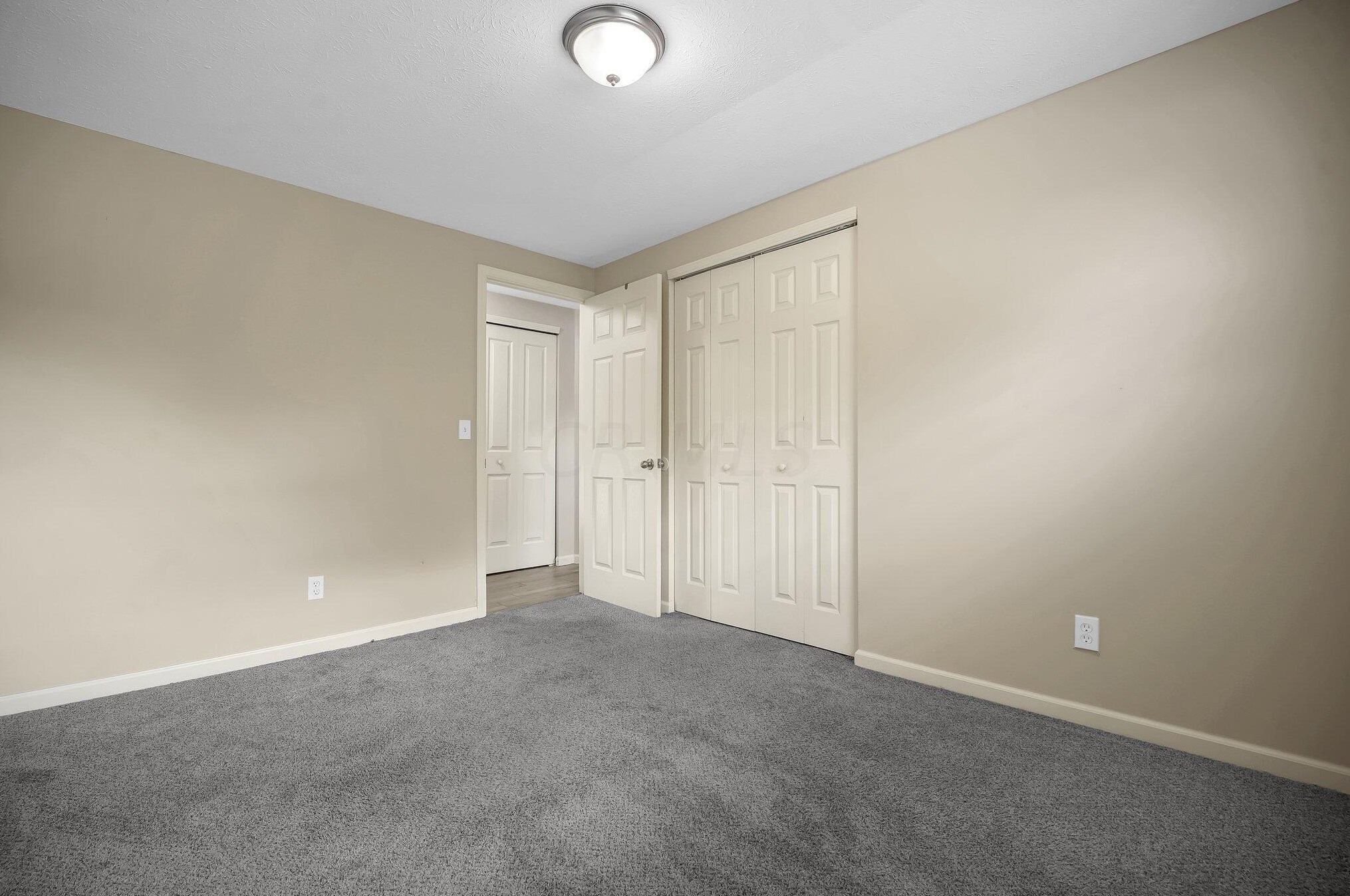 991 Wedgewood Dr, Columbus OH  43228-3142 exterior