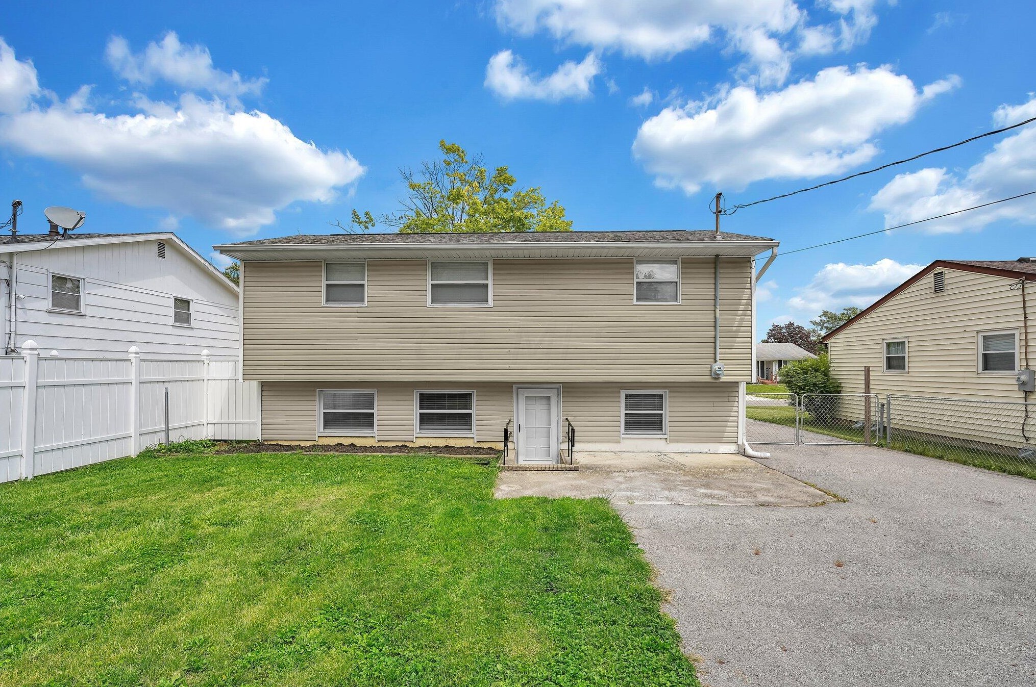 991 Wedgewood Dr, Columbus OH  43228-3142 exterior