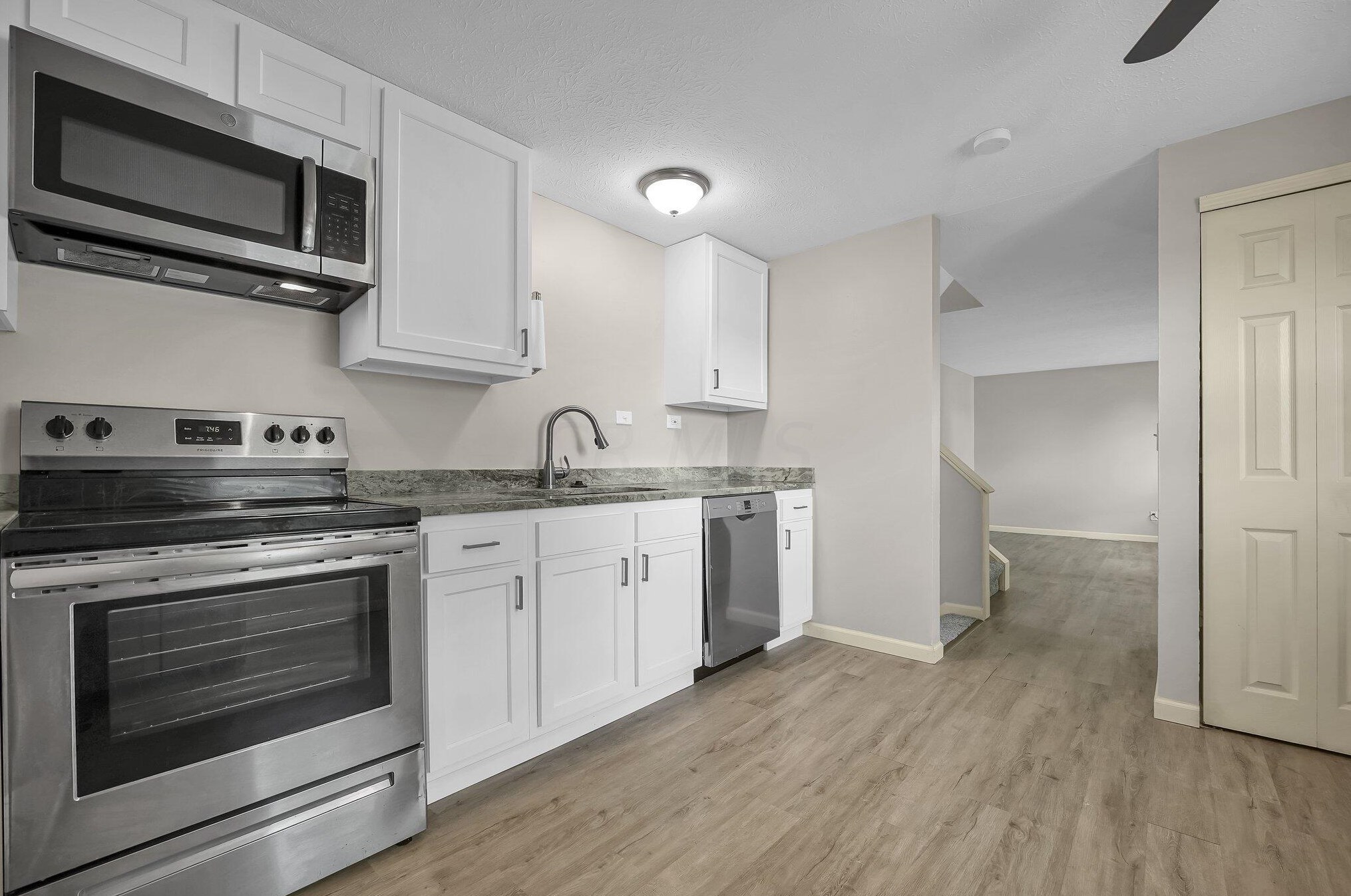 991 Wedgewood Dr, Columbus OH  43228-3142 exterior