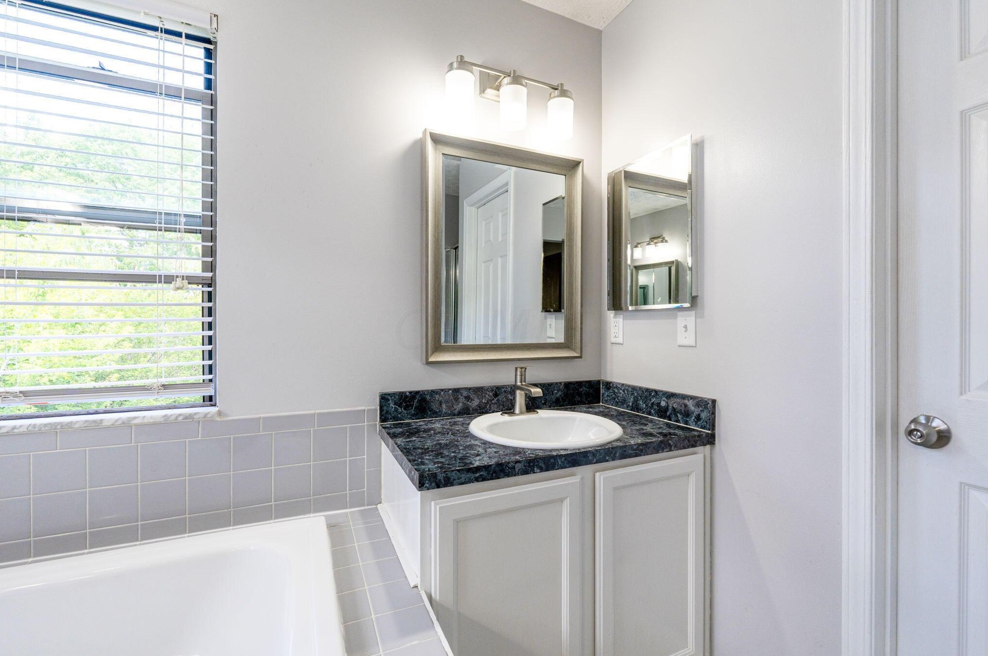 6232 Pinefield Dr, Hilliard OH  43026-7705 exterior