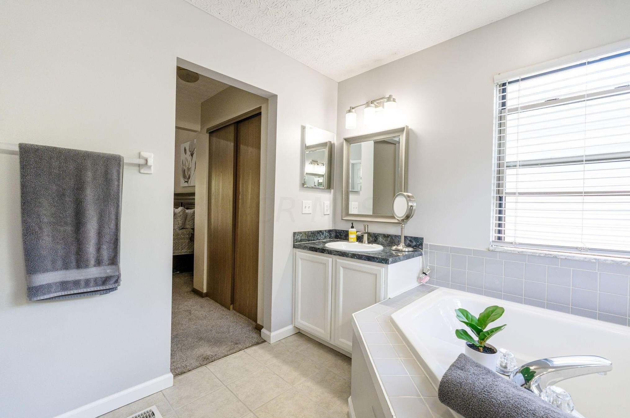 6232 Pinefield Dr, Hilliard OH  43026-7705 exterior