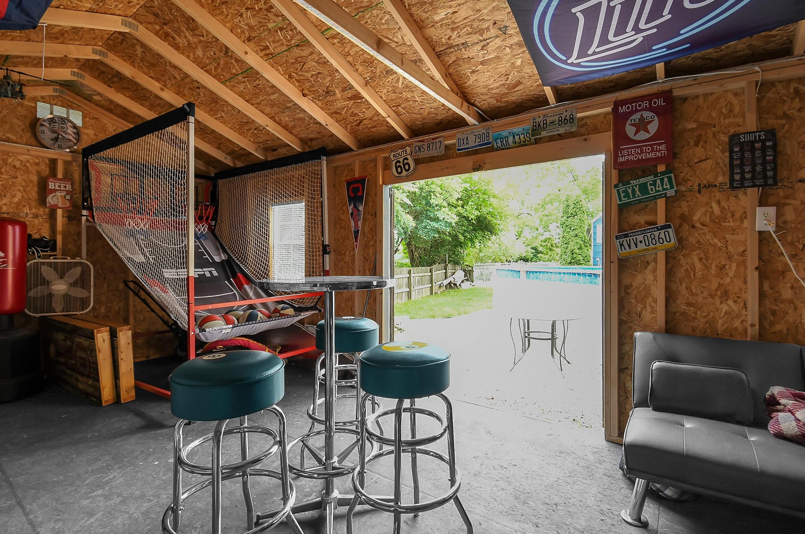 1033 Harrisburg Pike, Columbus OH 43223-2851 exterior