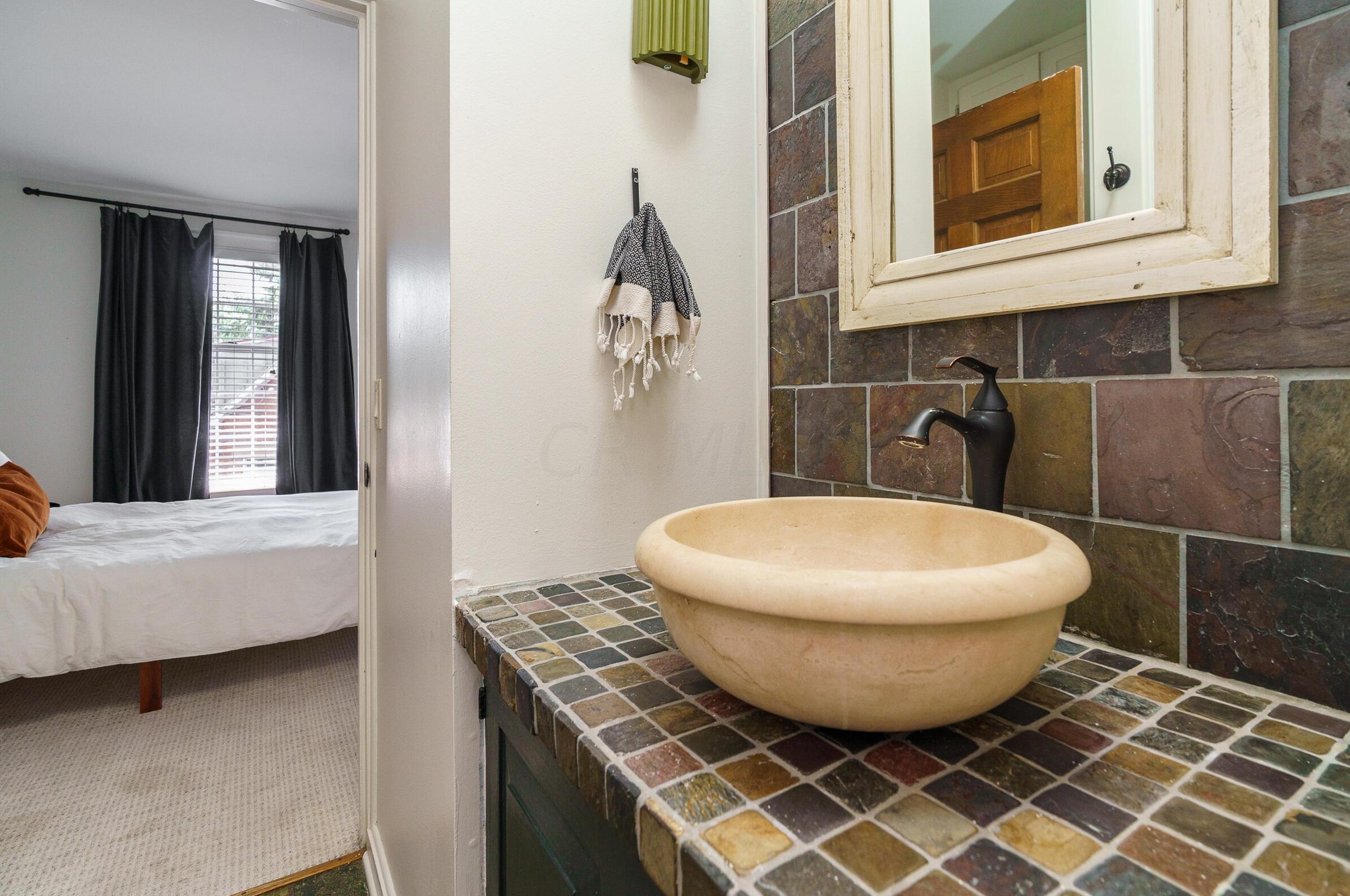 587 Grant Ave, Columbus OH 43215-2146 exterior