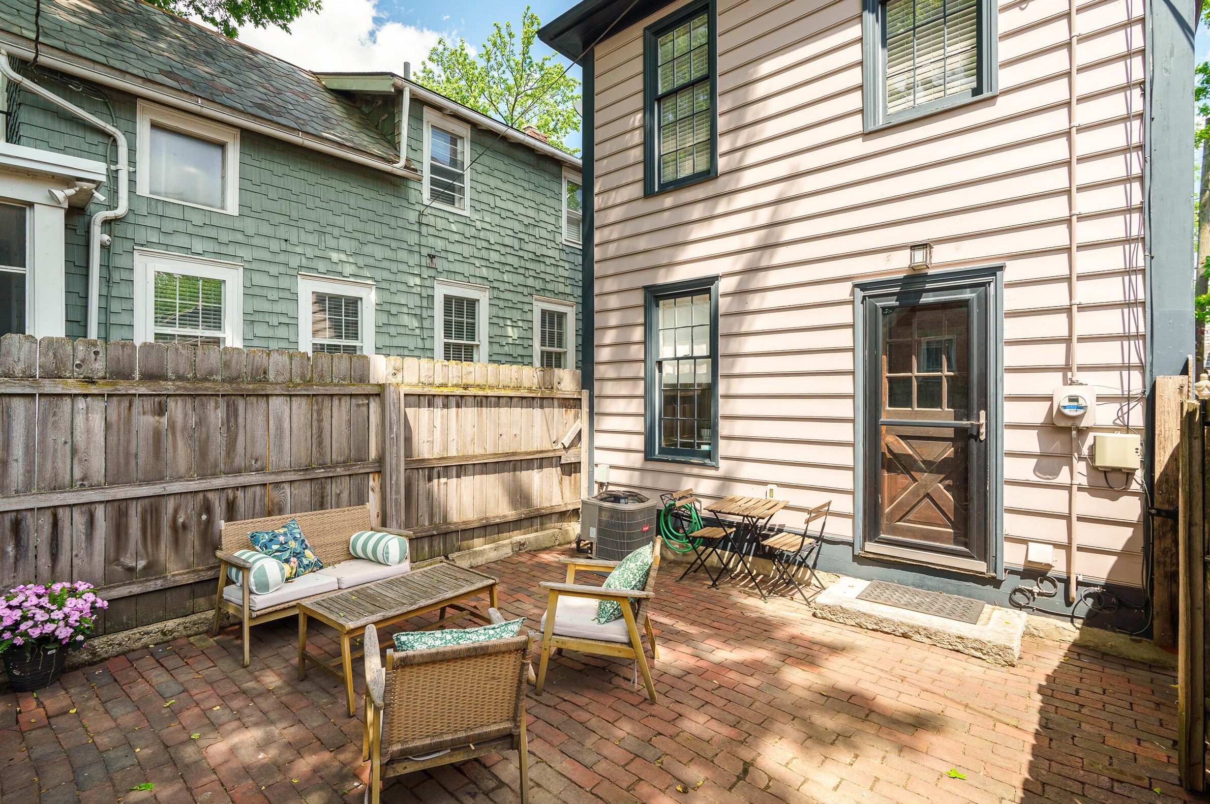 587 Grant Ave, Columbus OH 43215-2146 exterior