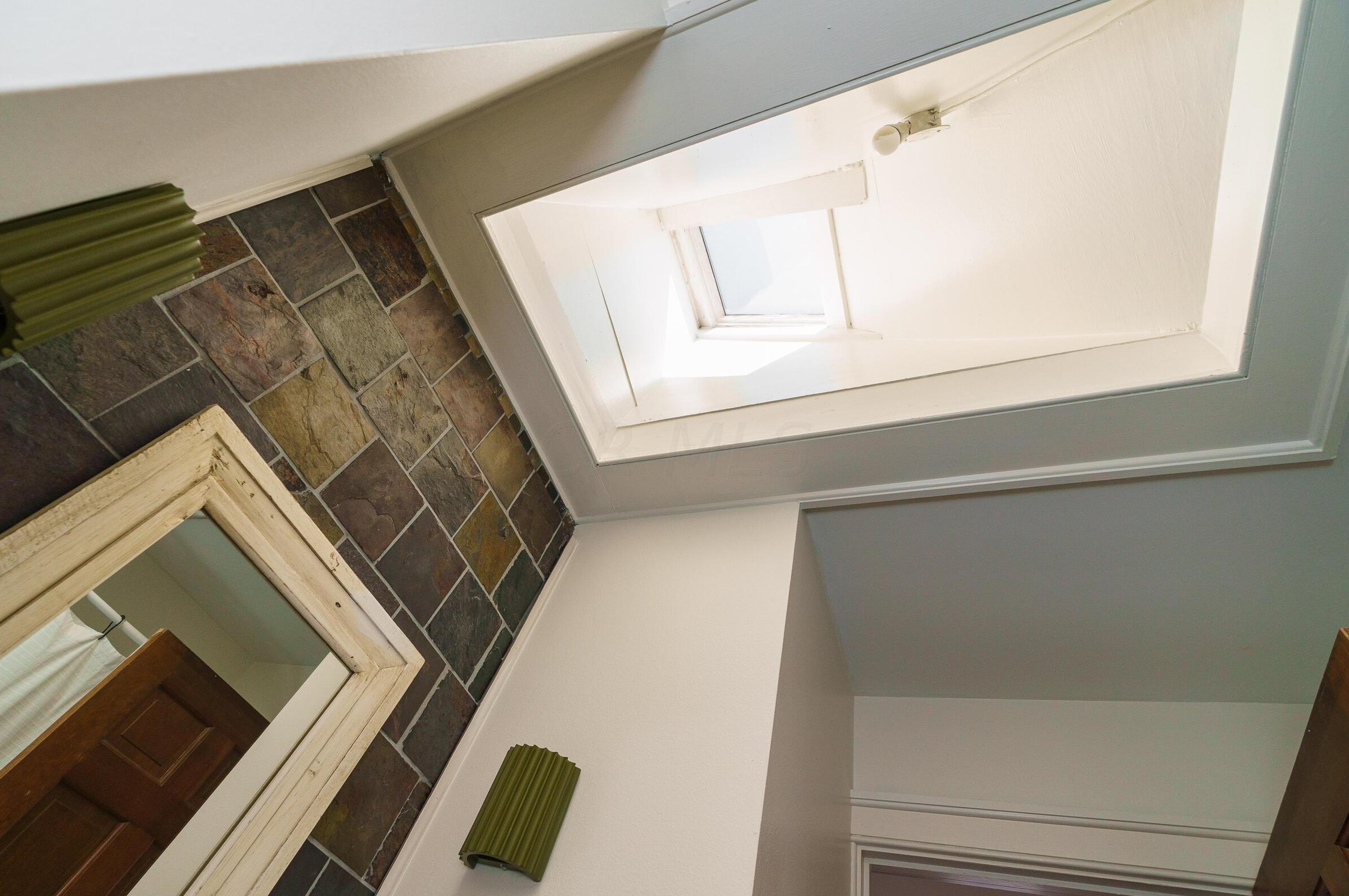 587 Grant Ave, Columbus OH 43215-2146 exterior