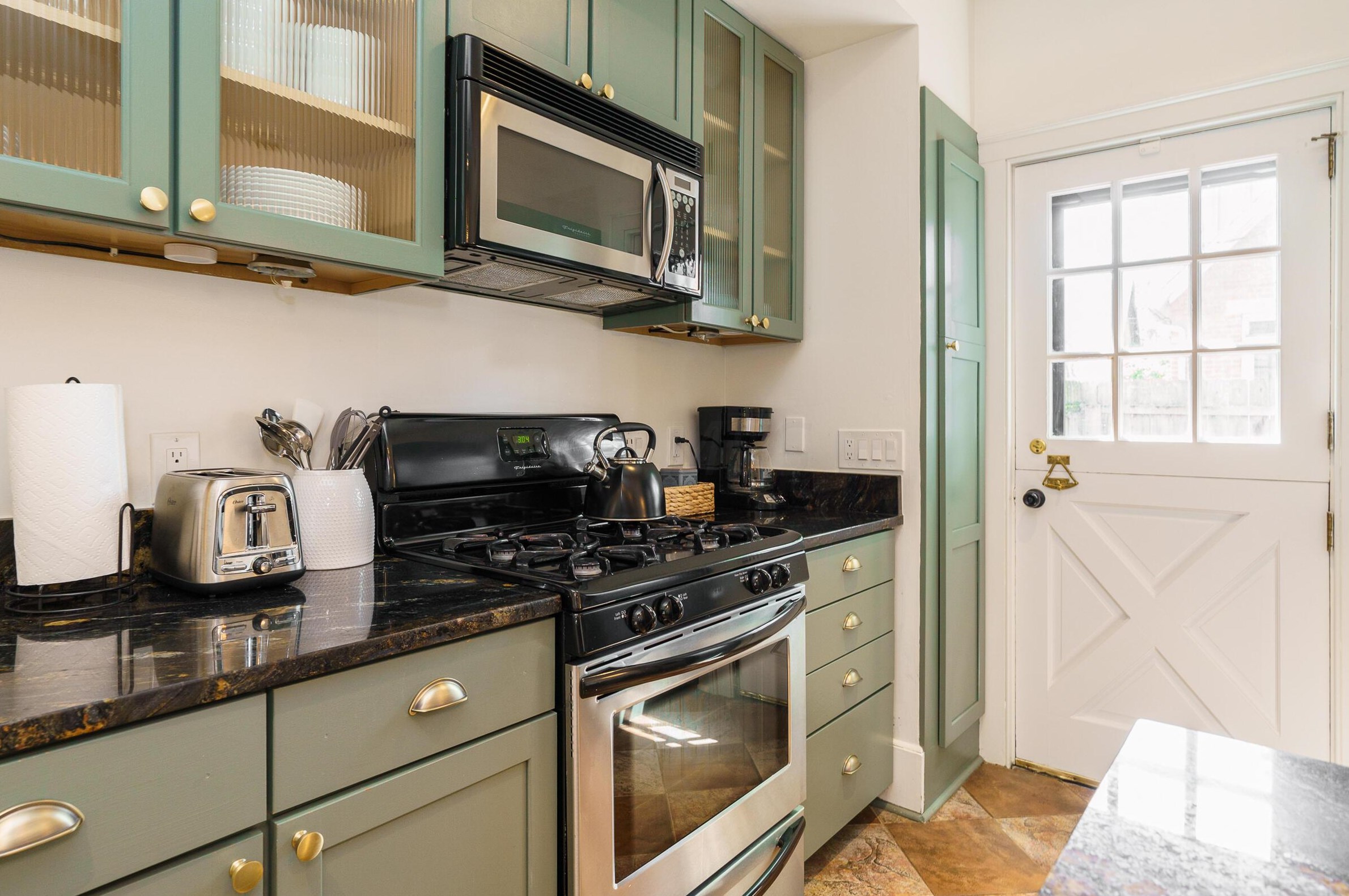 587 Grant Ave, Columbus OH 43215-2146 exterior