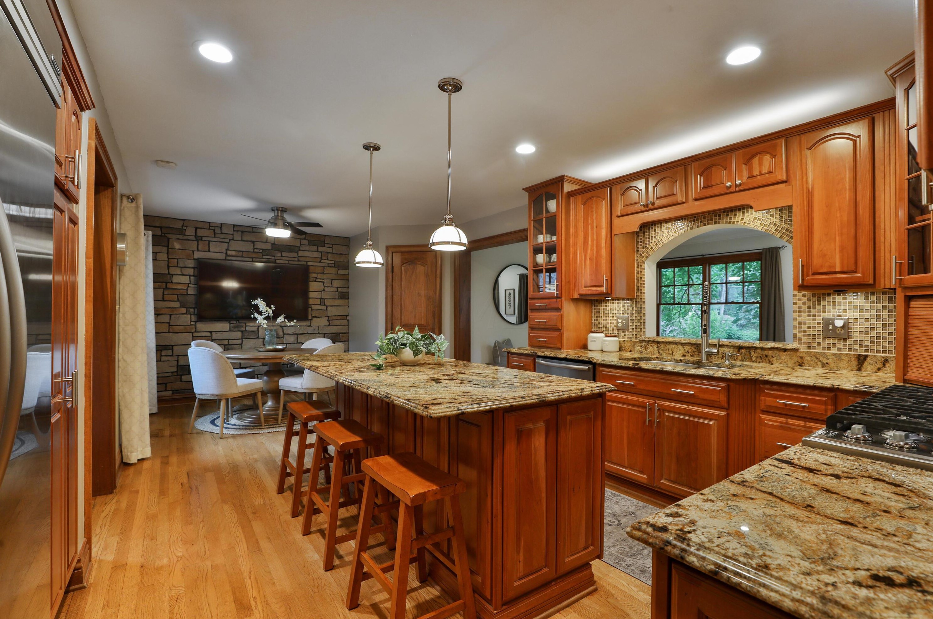 5803 Dover Ct, Columbus OH 43085-3806 exterior