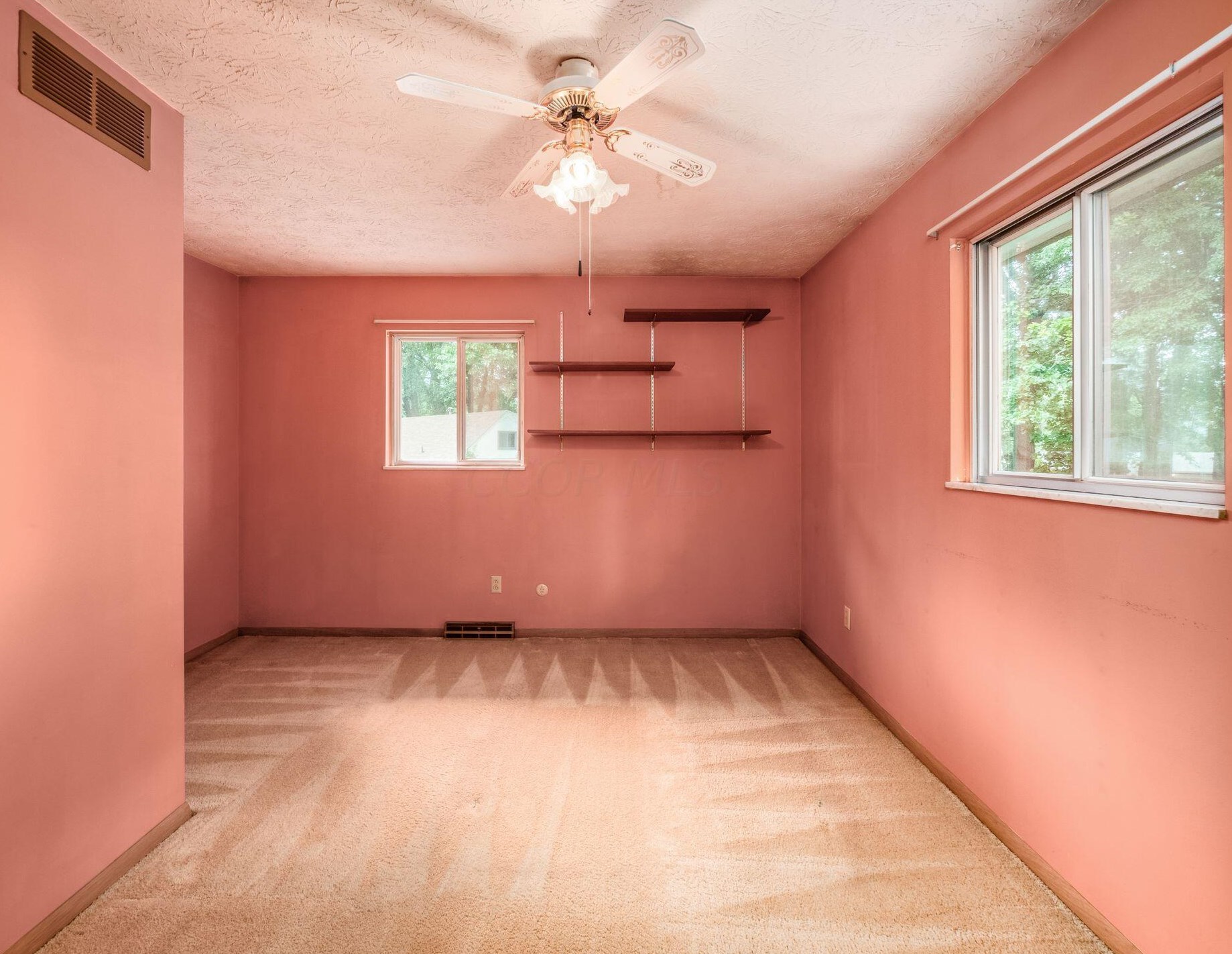 302 Cumberland Dr, Columbus OH 43213-2062 exterior