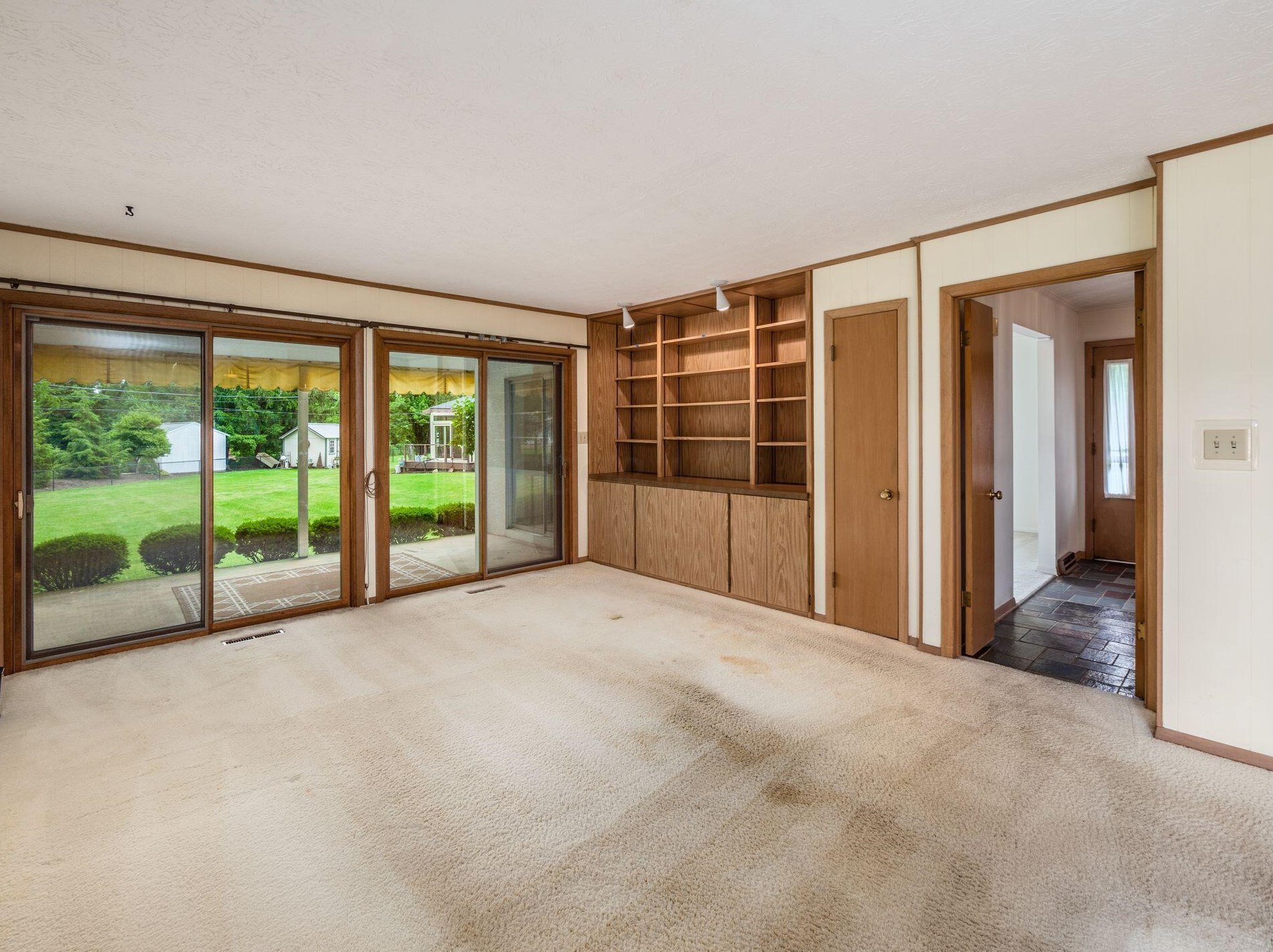 302 Cumberland Dr, Columbus OH 43213-2062 exterior