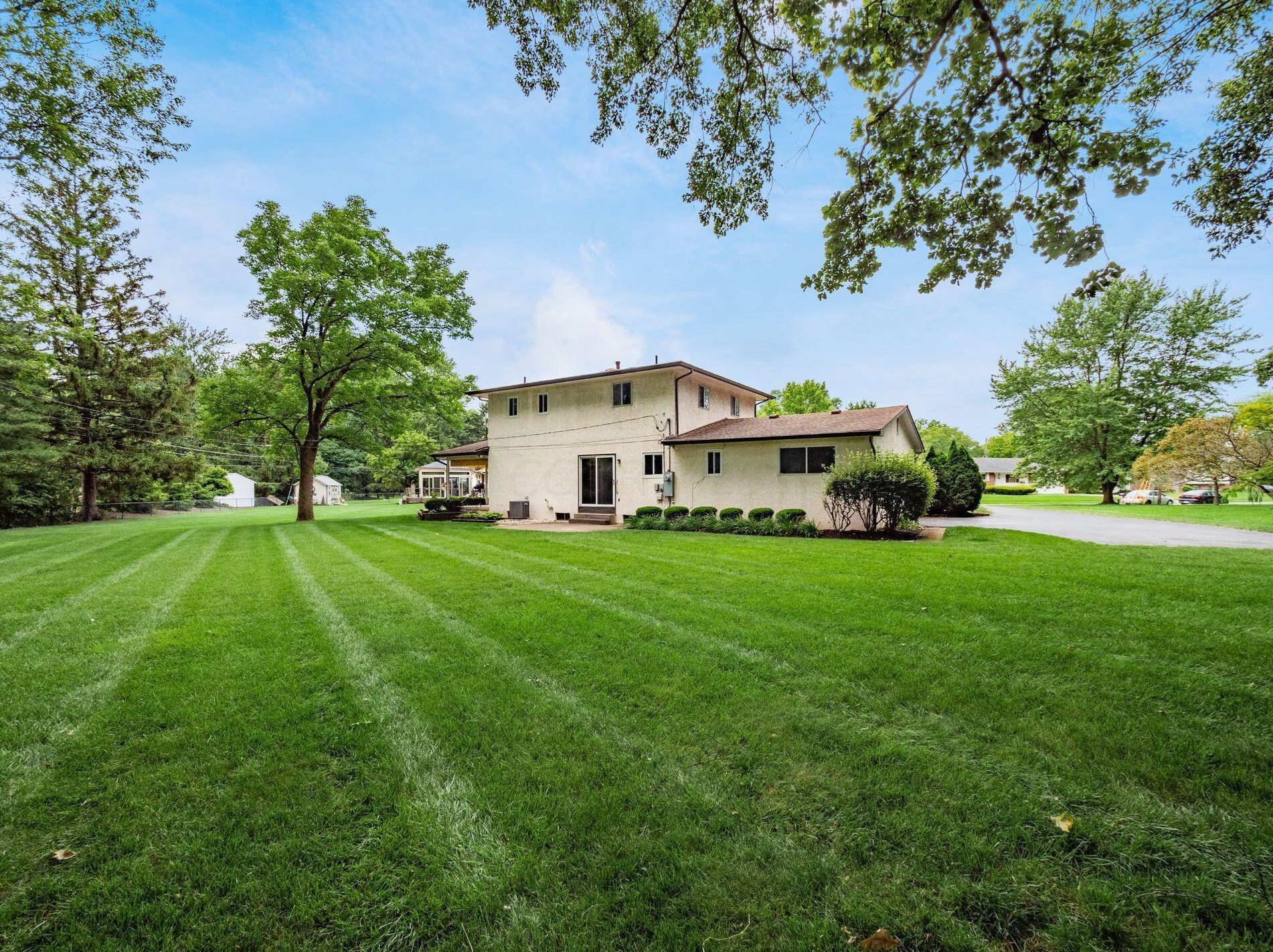 302 Cumberland Dr, Columbus OH 43213-2062 exterior