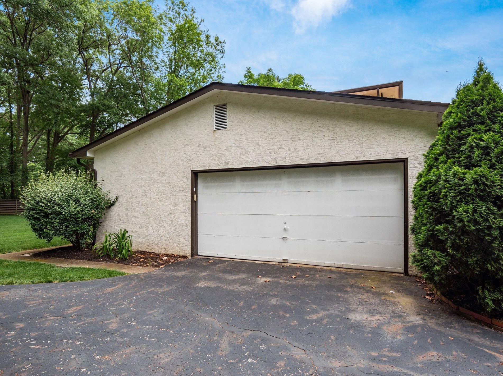 302 Cumberland Dr, Columbus OH 43213-2062 exterior