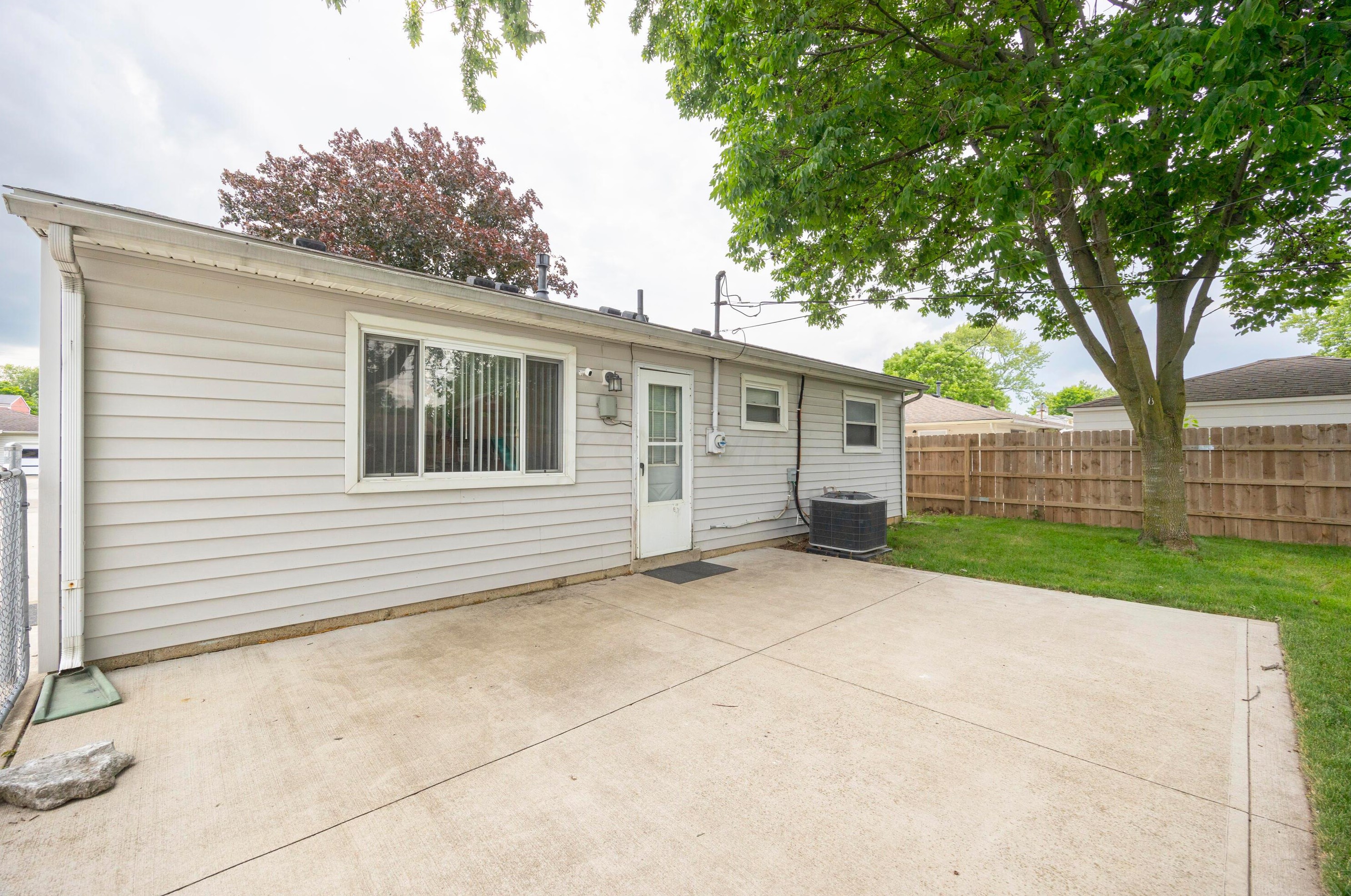 232 Redmond Rd, Columbus OH 43228-2202 exterior