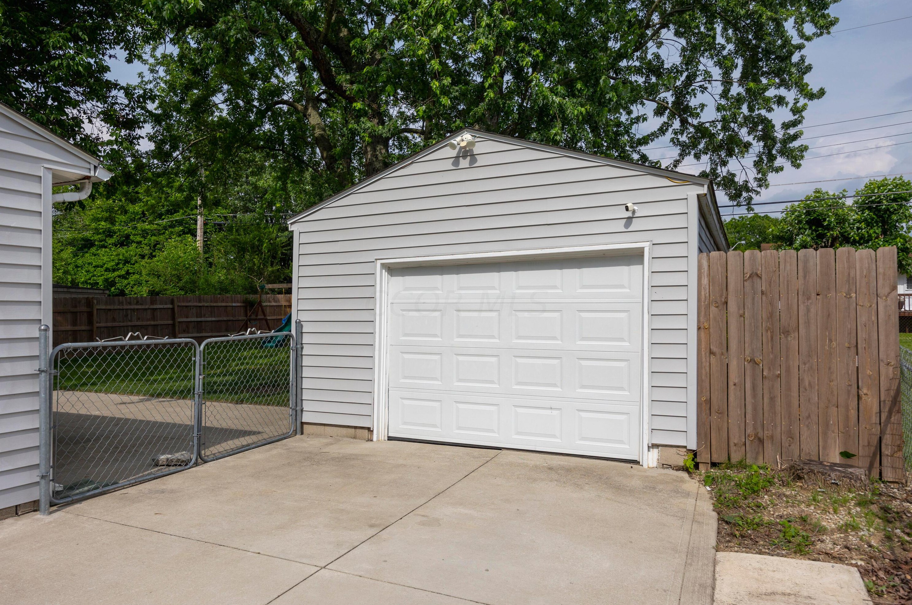 232 Redmond Rd, Columbus OH 43228-2202 exterior