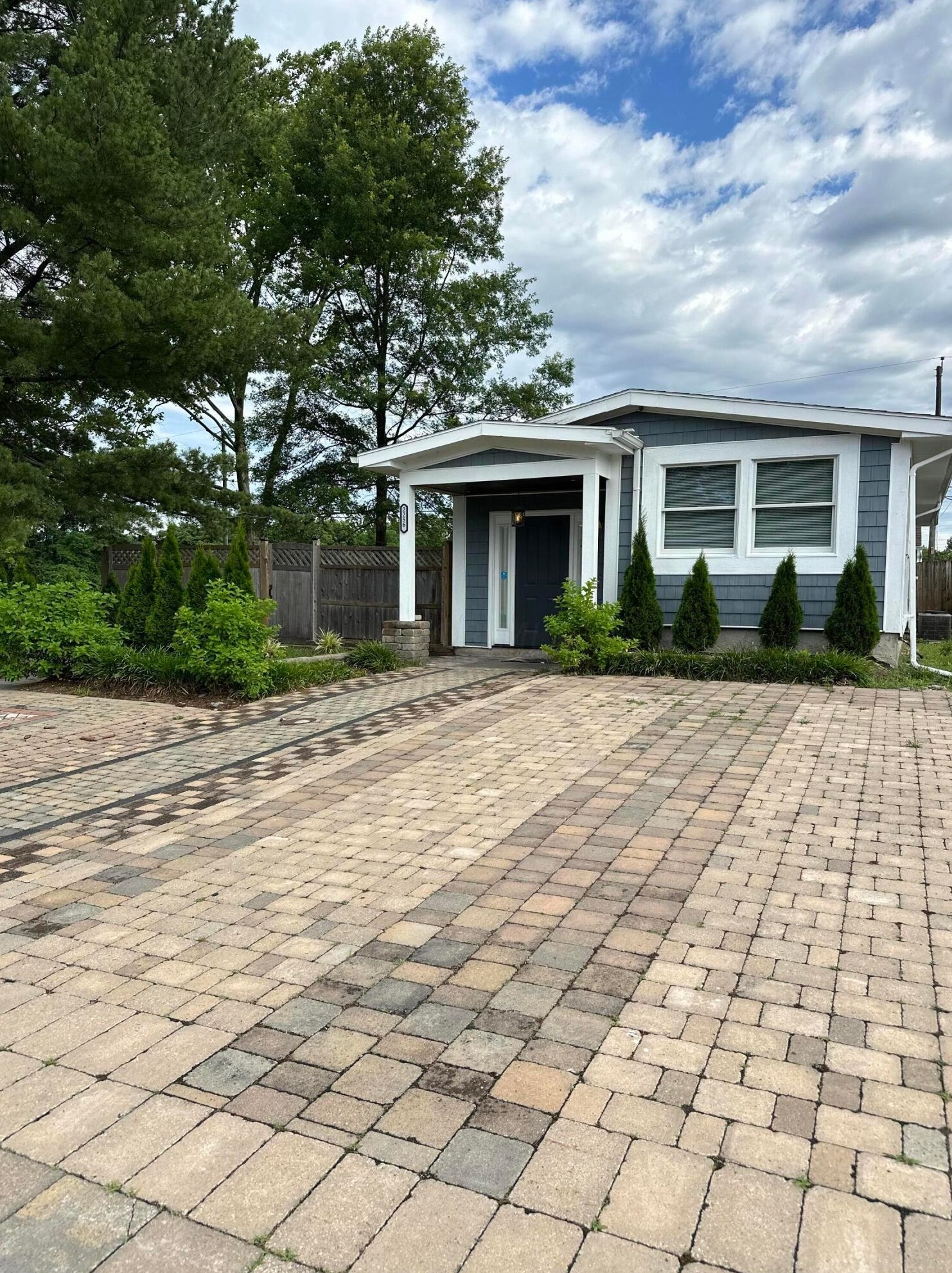 2256 Maureen Blvd, Columbus OH 43207-4555 exterior