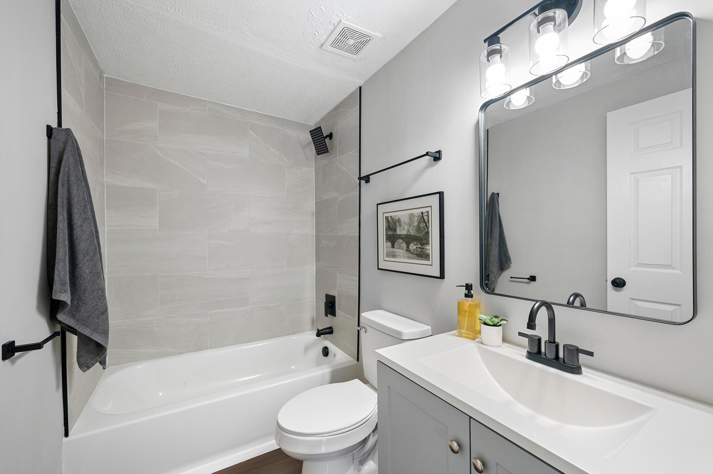 2187 Poplar St, Columbus OH 43207-4380 exterior