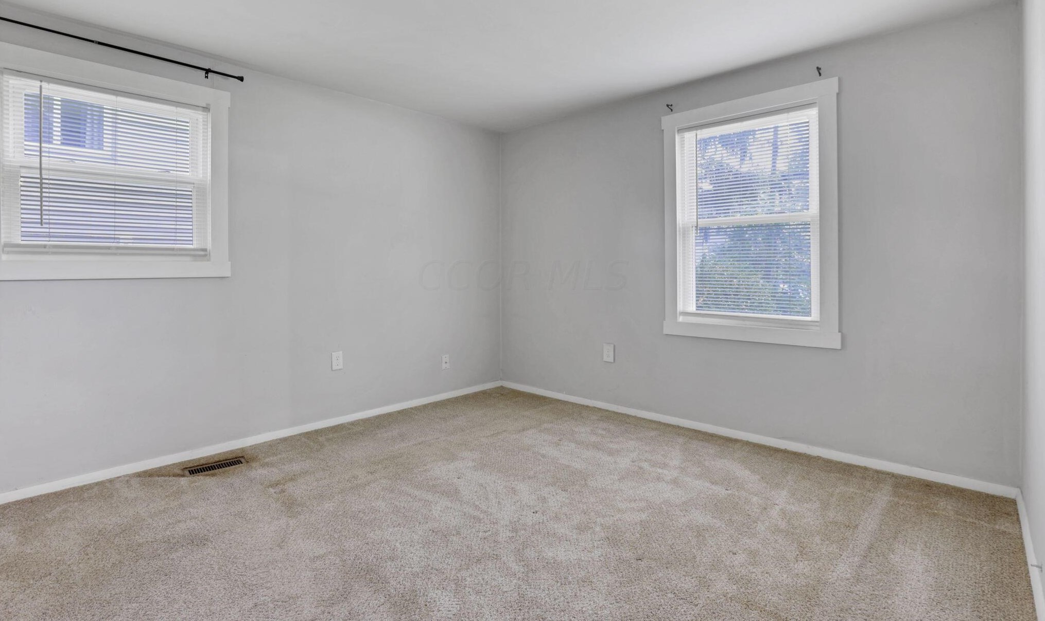 484 Coronation Ave, Columbus OH 43230-2410 exterior