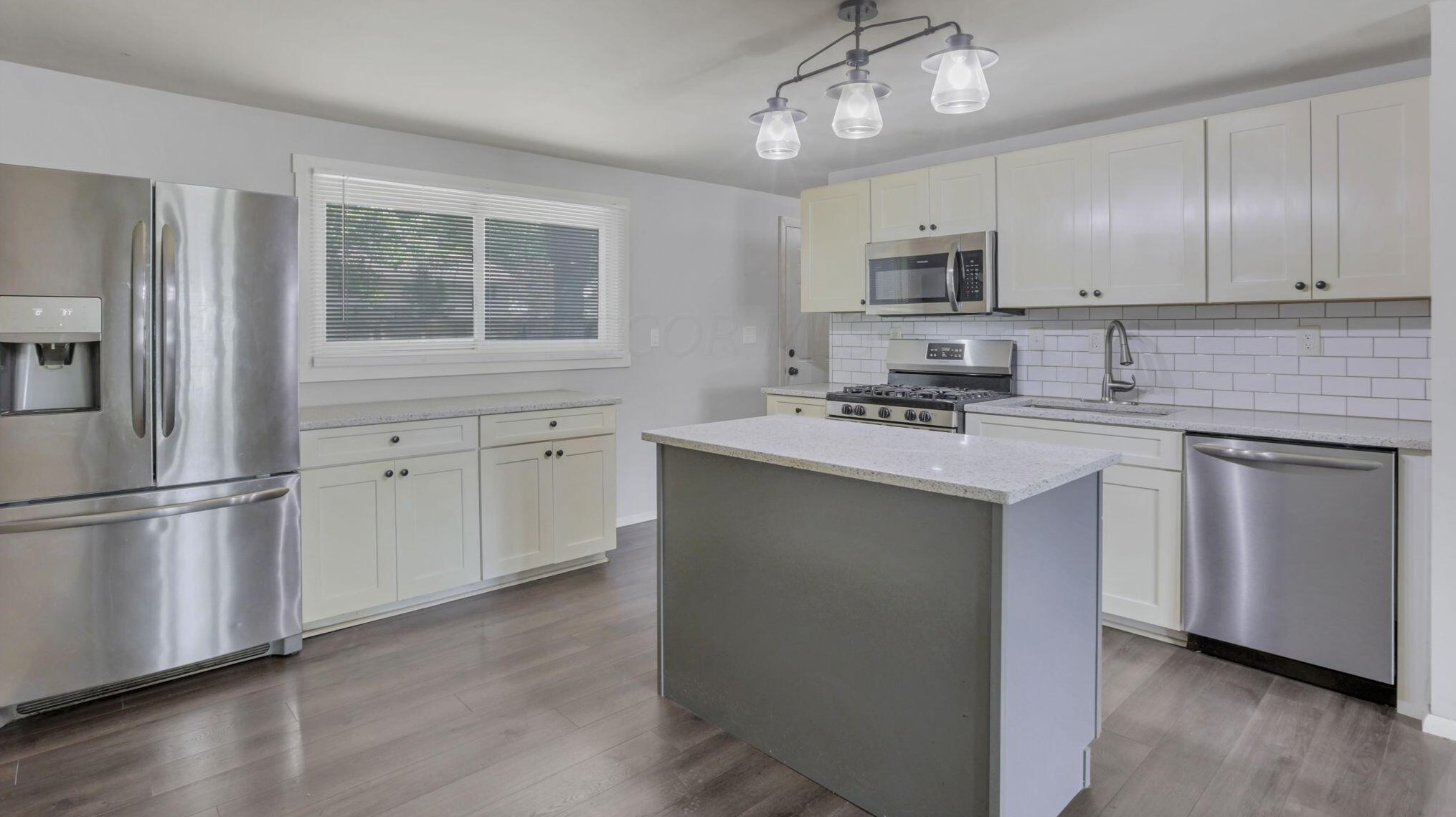 484 Coronation Ave, Columbus OH 43230-2410 exterior