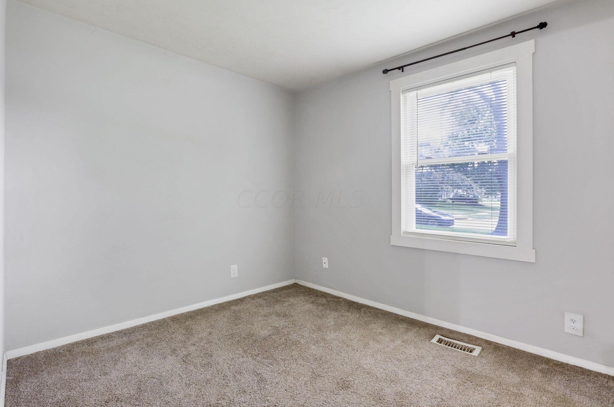 484 Coronation Ave, Columbus OH 43230-2410 exterior