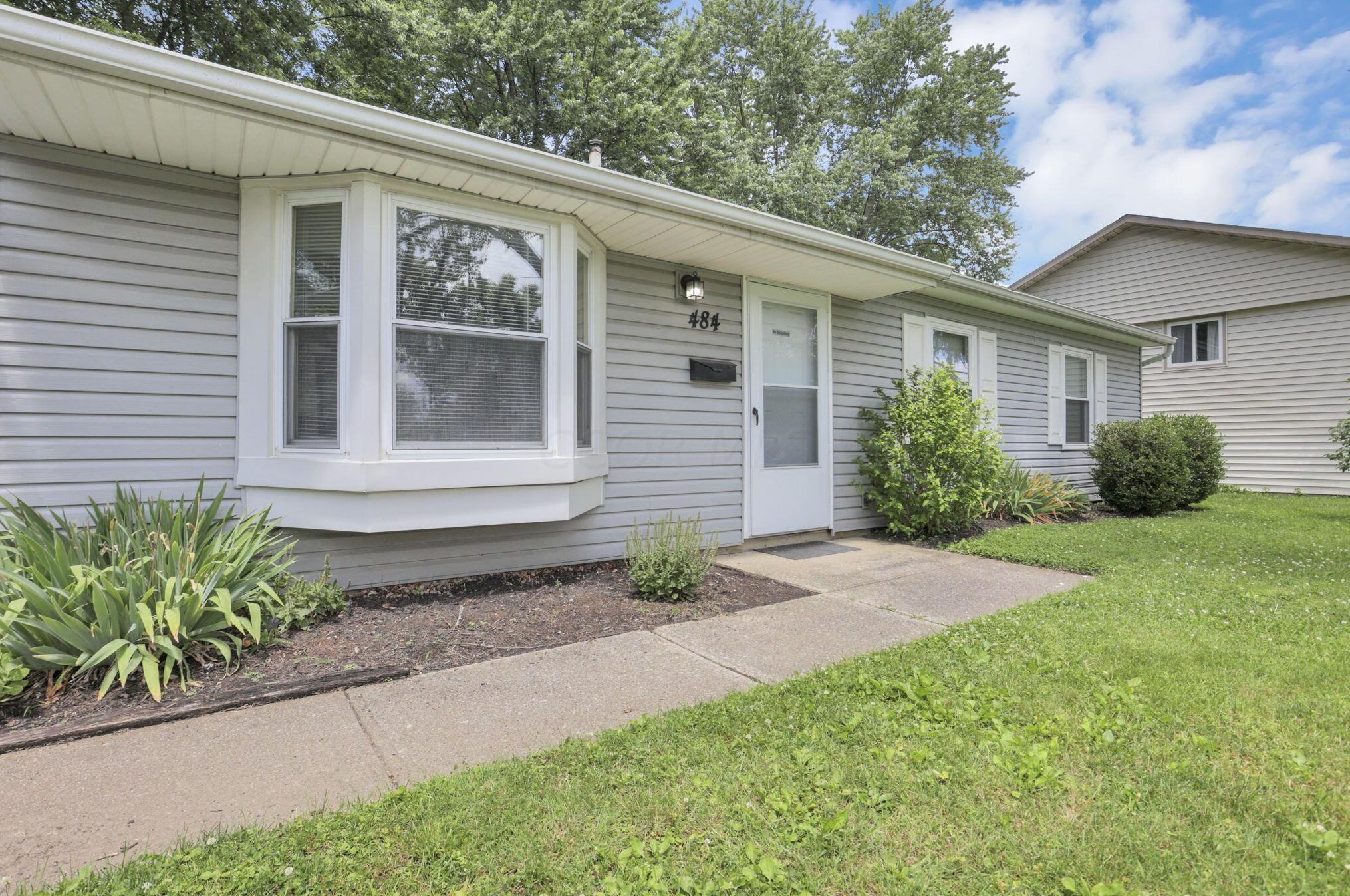 484 Coronation Ave, Columbus OH 43230-2410 exterior