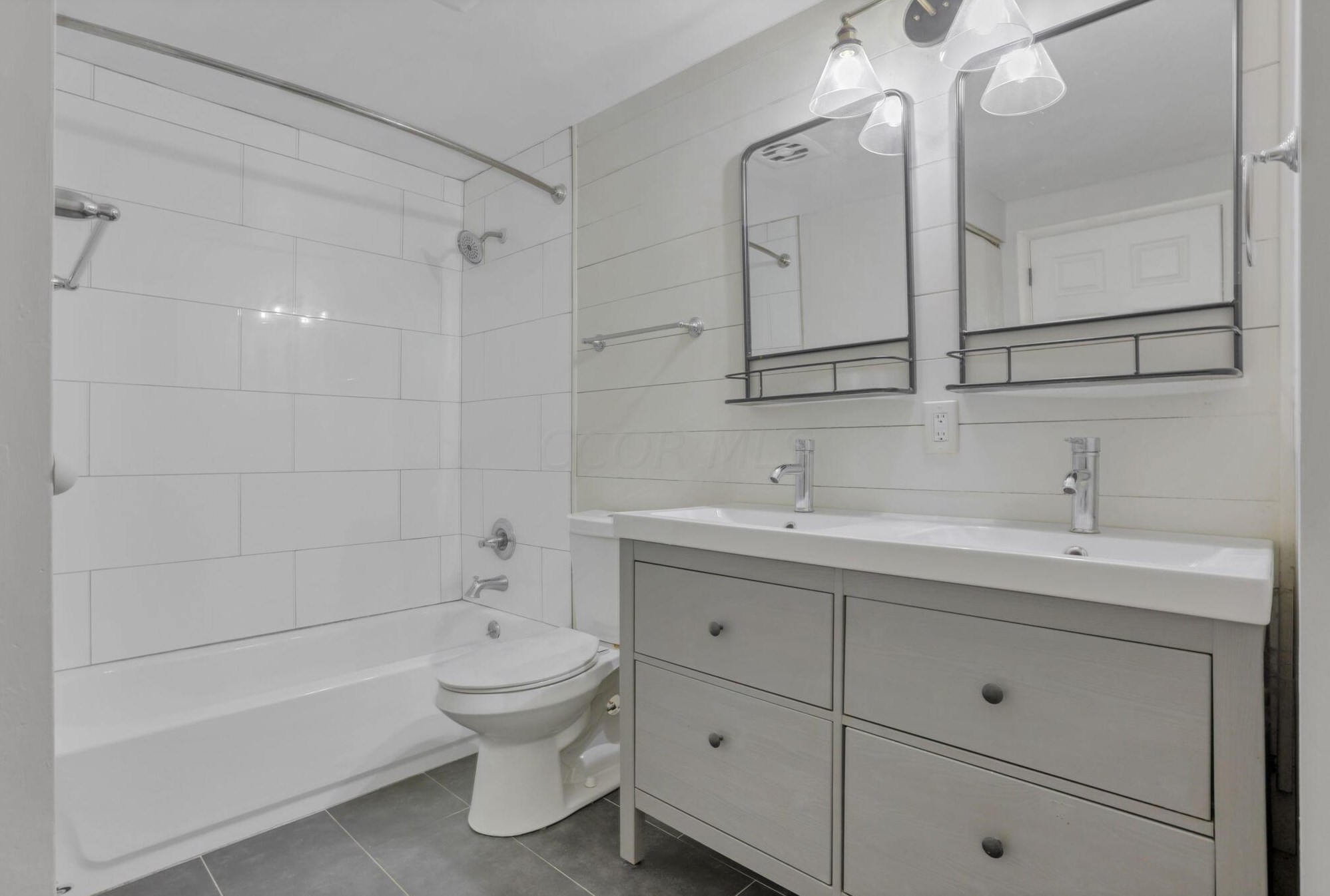 484 Coronation Ave, Columbus OH 43230-2410 exterior