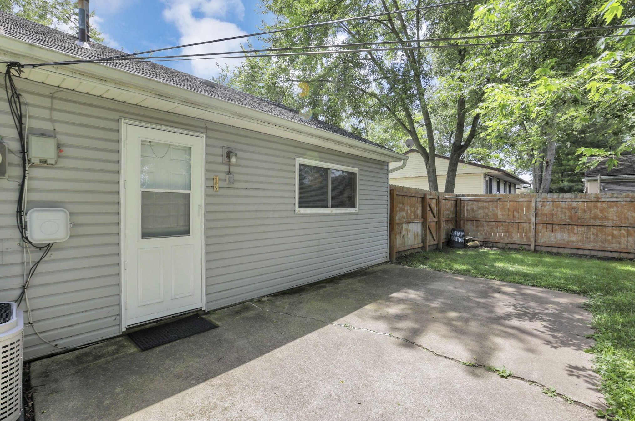 484 Coronation Ave, Columbus OH 43230-2410 exterior