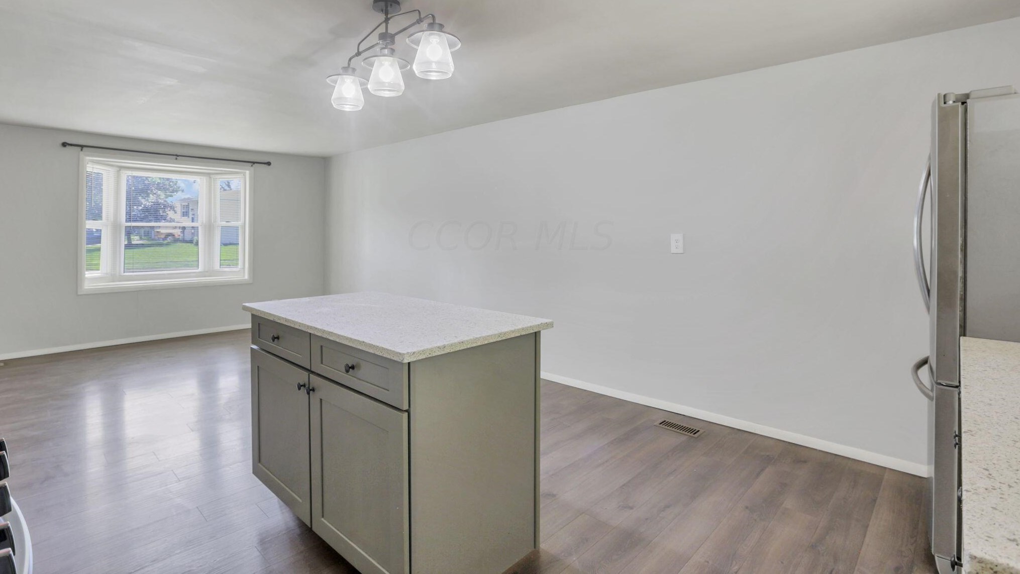 484 Coronation Ave, Columbus OH 43230-2410 exterior